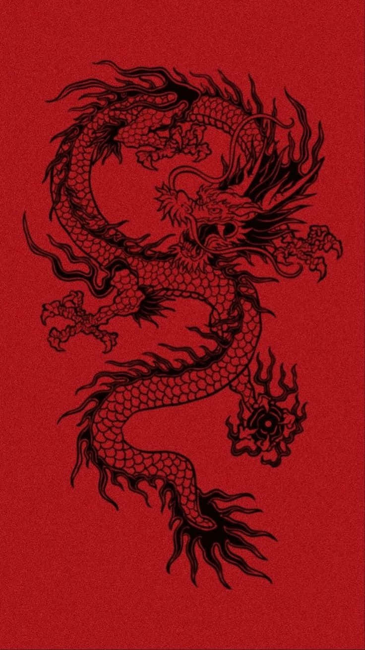 壁紙 — 一條兇猛的黑墨龍在帶有紋理的深紅色背景上動態盤繞。