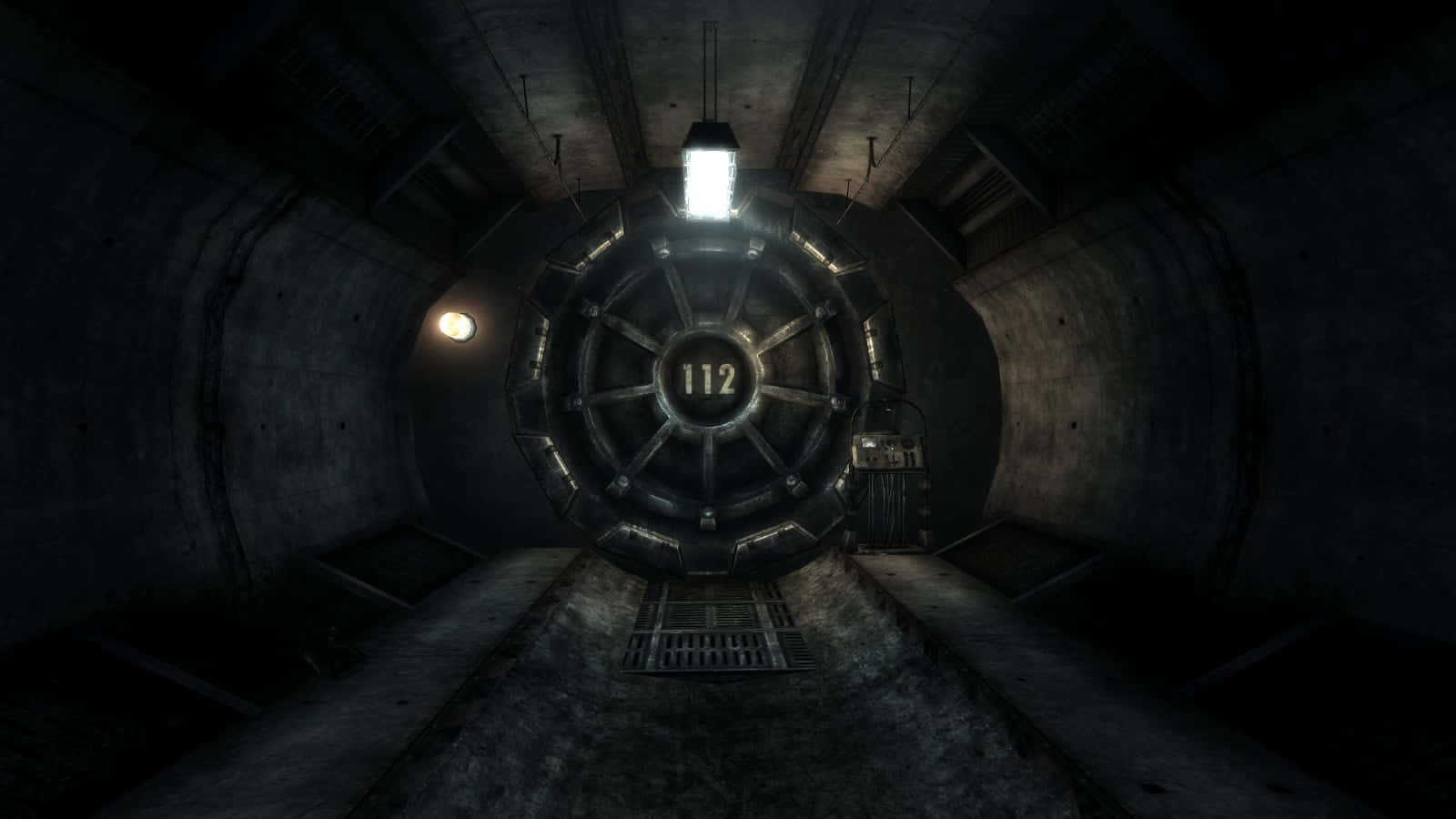 Fallout 4 Vault 桌布 壁紙 — 一條光線昏暗的混凝土隧道通向一扇巨大的工業保險庫門，門上標有112，下方懸掛著一盞燈。