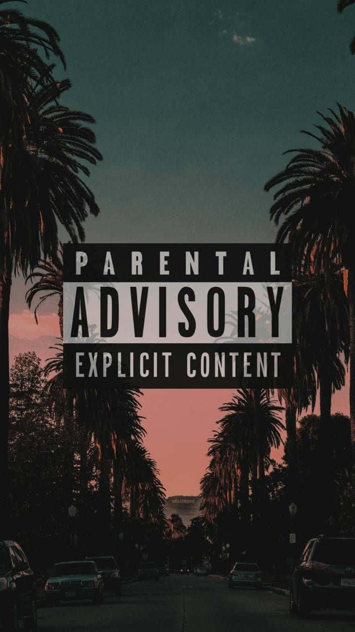 Content 桌布 壁紙 — 一條兩旁種滿棕櫚樹的街道在黃昏時分，突出顯示了一個家長指引的成人內容標籤。