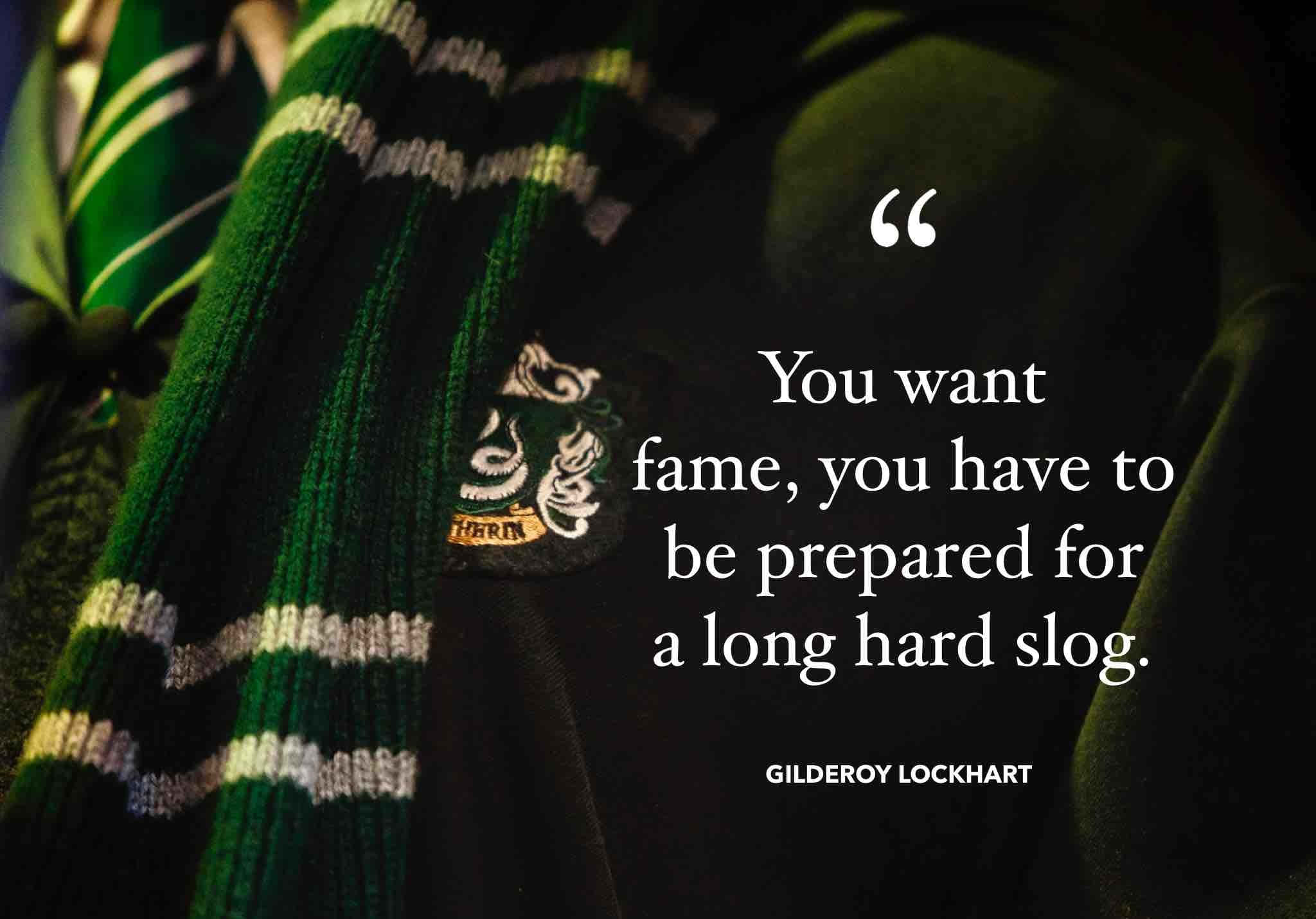 Harry Potter Quotes 桌布 壁紙 — 一條史萊哲林圍巾披在深色長袍上的特寫，上面疊加了吉德羅·洛哈特的語錄。
