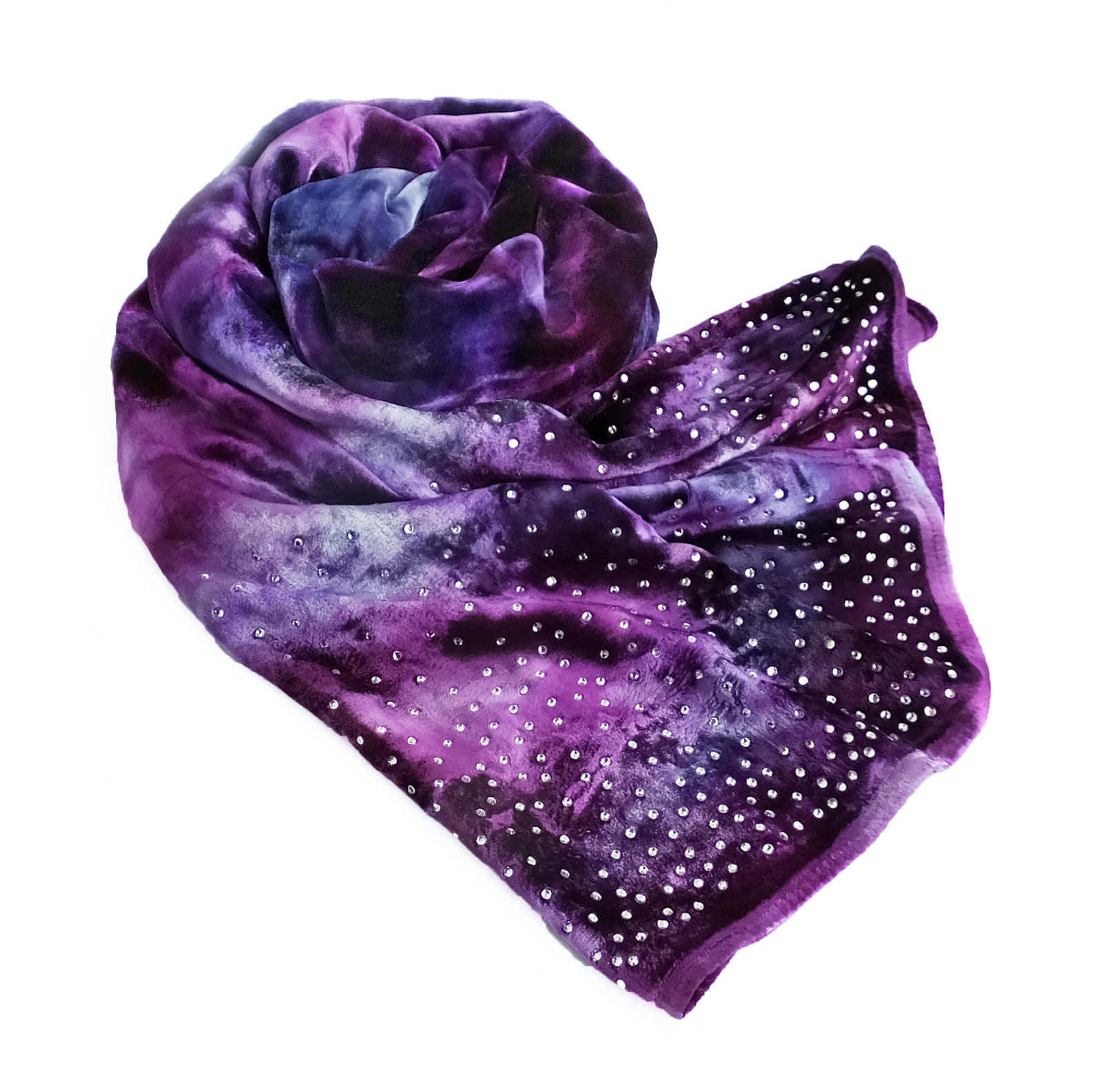 Purple Scarf 桌布 壁紙 — 一條奢華的天鵝絨圍巾，深紫色和藍色漸變，飾有閃閃發光的銀色鉚釘，白色背景。