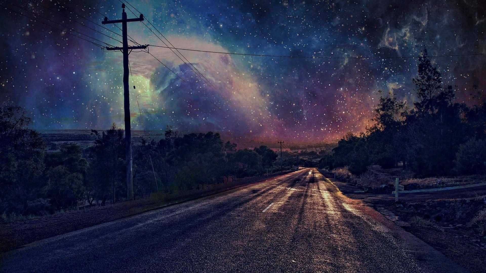 Aesthetic Night Sky 桌布 壁紙 — 一條孤獨的道路在充滿活力的星空下延伸，左側有宇宙雲和一根高聳的電線杆。