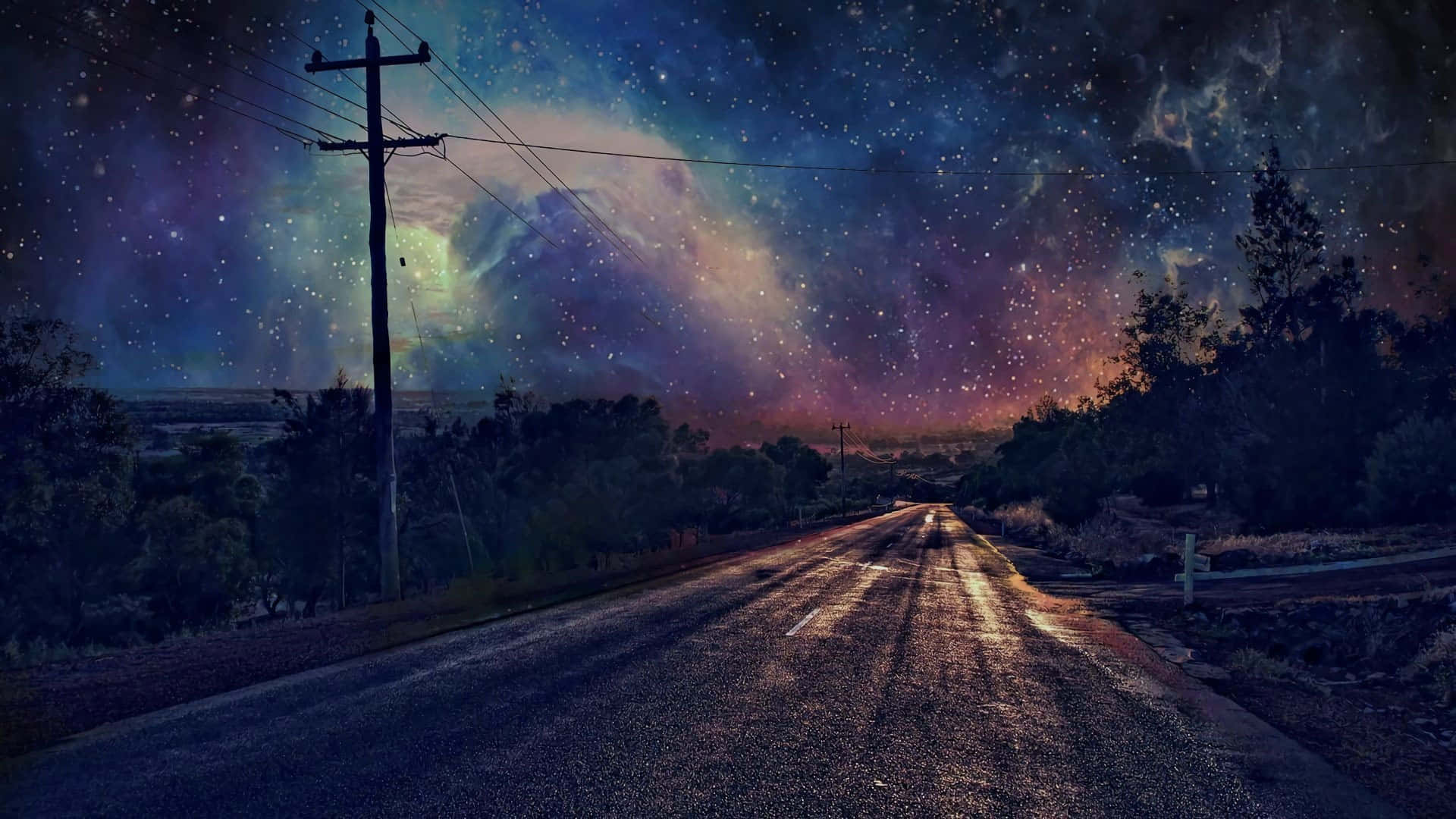 星空 桌布 壁紙 — 一條孤獨的道路在充滿活力的星空下延伸，左側有宇宙雲和一根高聳的電線杆。