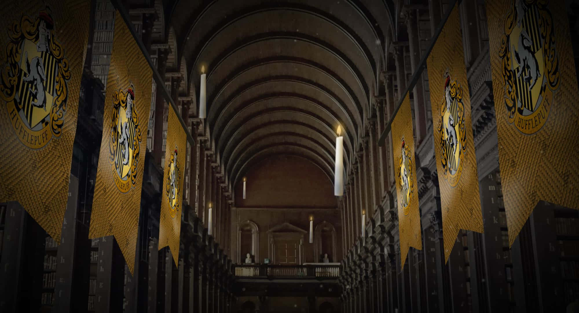 hufflepuff 桌布 壁紙 — 一條宏偉、燈光昏暗的圖書館走廊，設有拱形天花板，金色雷文克勞旗幟懸掛在高聳的書架之間。