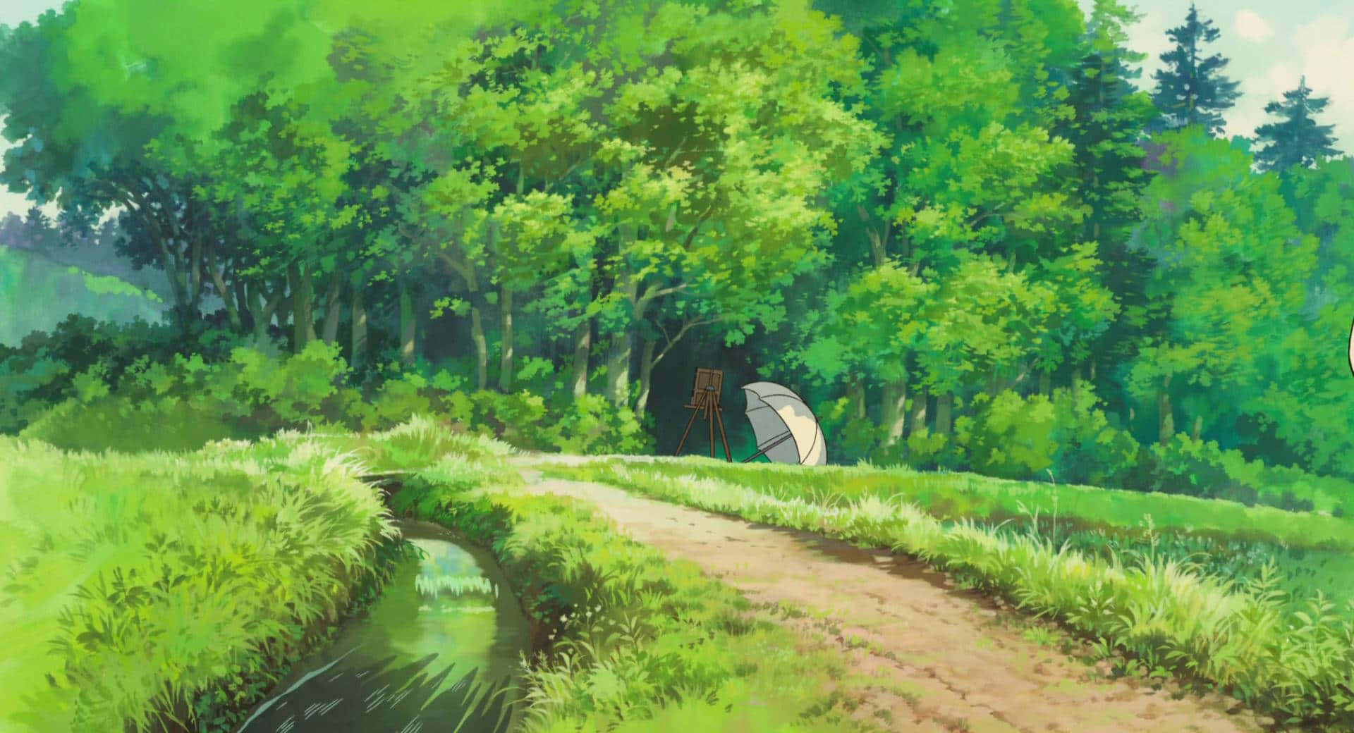 The Wind Rises 桌布 壁紙 — 一條寧靜的動漫森林小徑蜿蜒在小溪旁，翠綠樹蔭下放著畫架和雨傘。