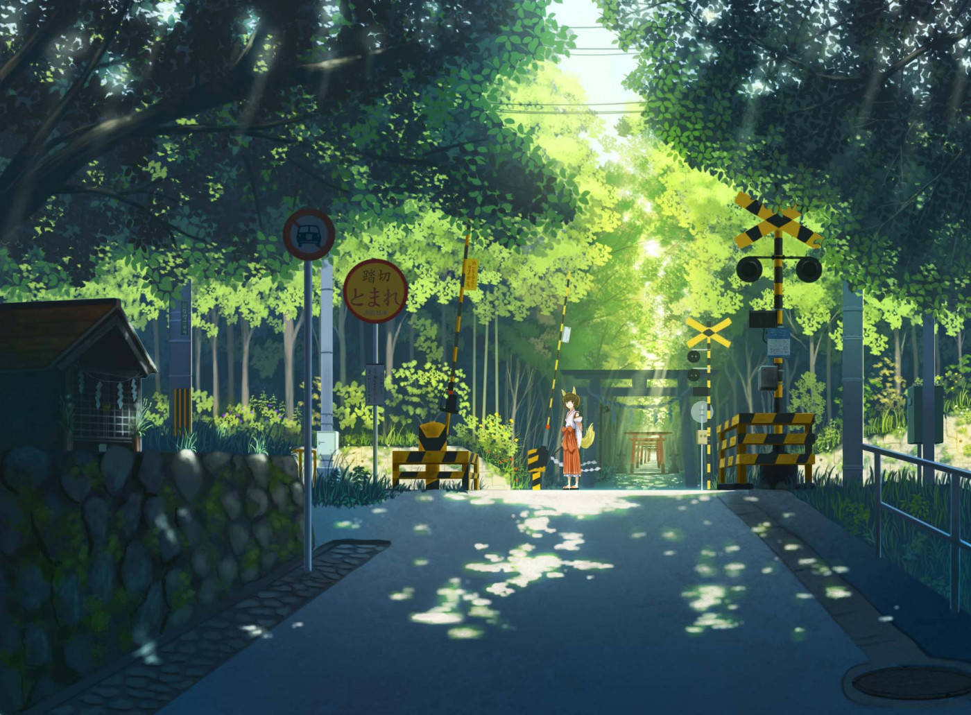 Illustration Art 桌布 壁紙 — 一條寧靜的動漫風格小徑穿過茂密的綠樹，通往一個鐵路平交道，那裏有一個孤獨的橙色身影站在斑駁的陽光下。