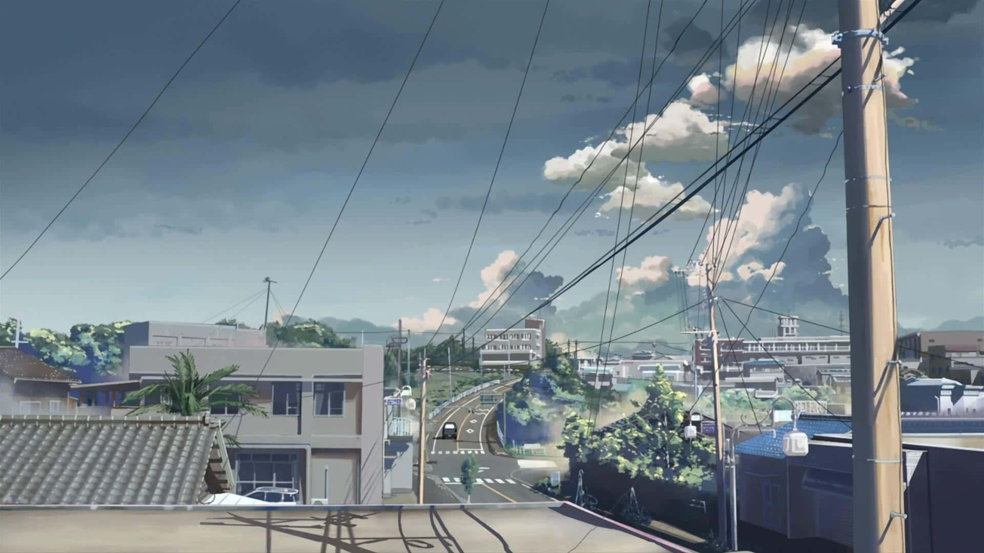 Aesthetic Anime City 桌布 壁紙 — 一條寧靜的動漫風格郊區街道，電線在陰雲密佈的天空下延伸，越過房屋和蜿蜒的道路。