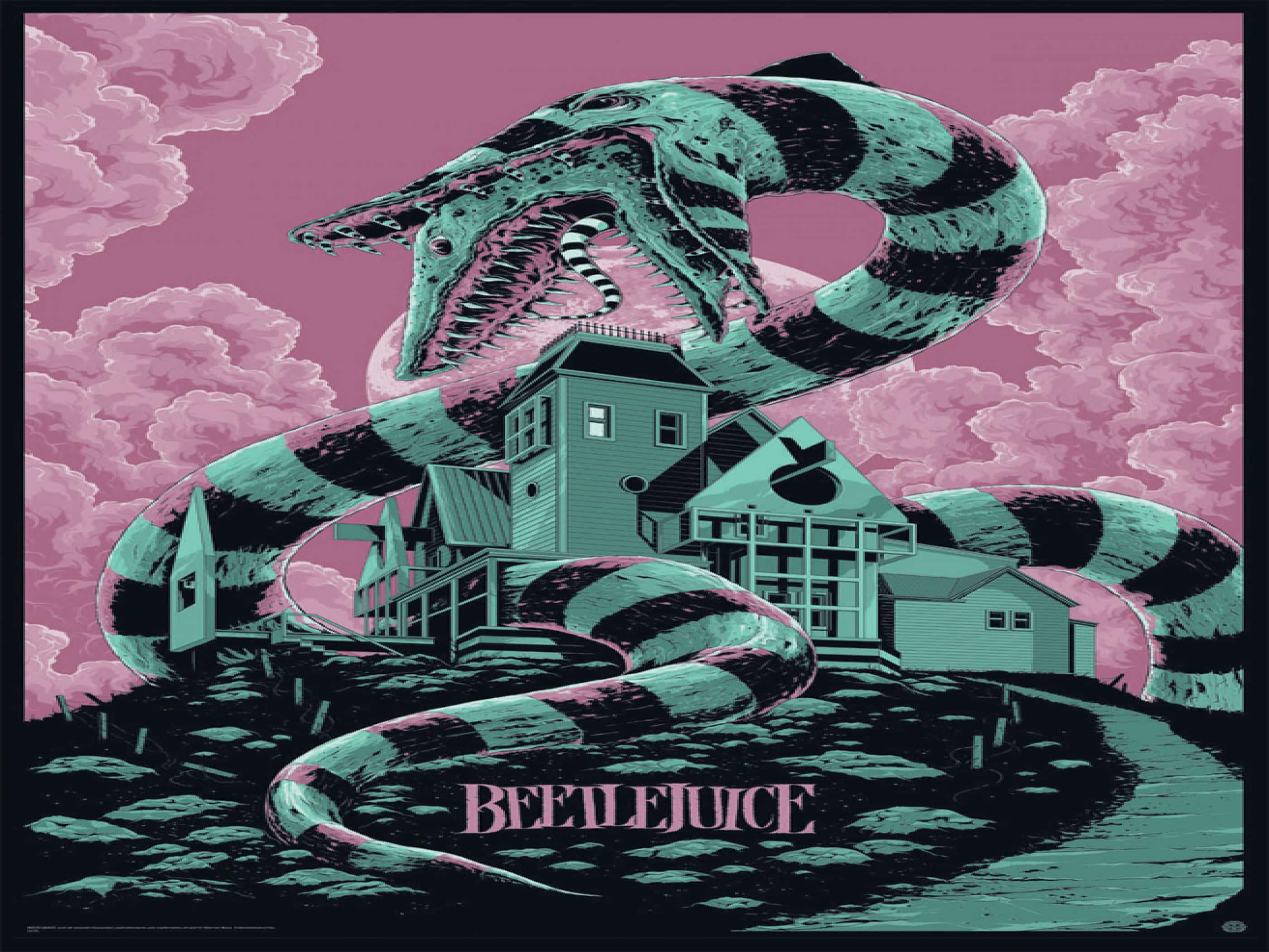 Beetlejuice 桌布 壁紙 — 一條巨大的條紋蛇纏繞著一間鬼屋，下方是粉紅色的多雲天空，並帶有「BEETLEJUICE」文字。