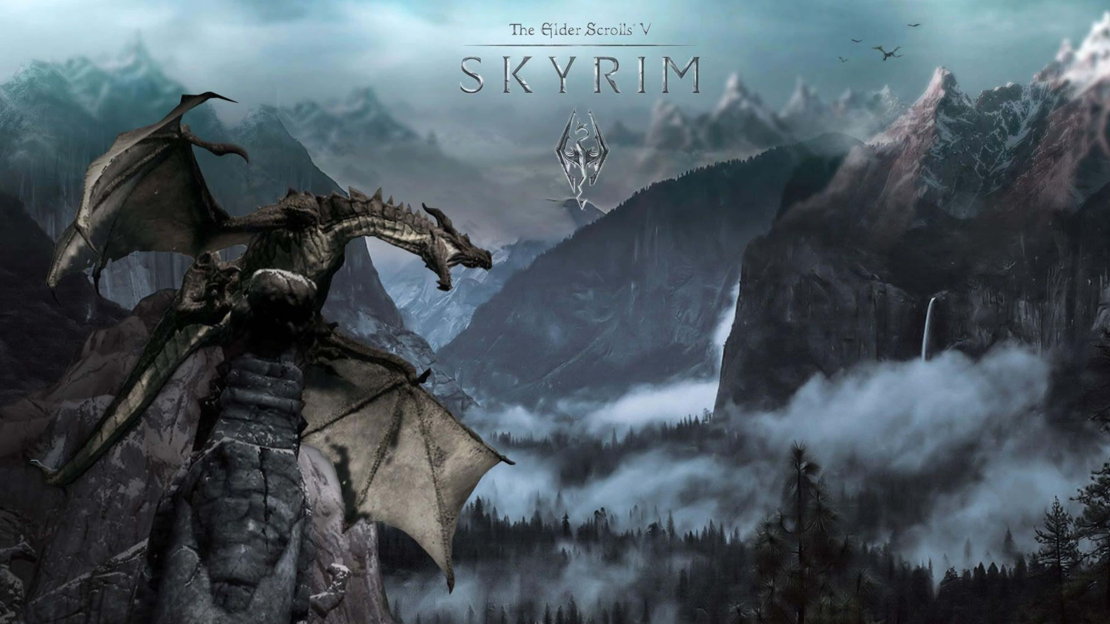 The Elder Scrolls V Skyrim 桌布 壁紙 — 一條巨龍棲息在岩石山峰上，俯瞰著雲霧繚繞的山谷，山谷中有瀑布和常綠森林，天空多雲。