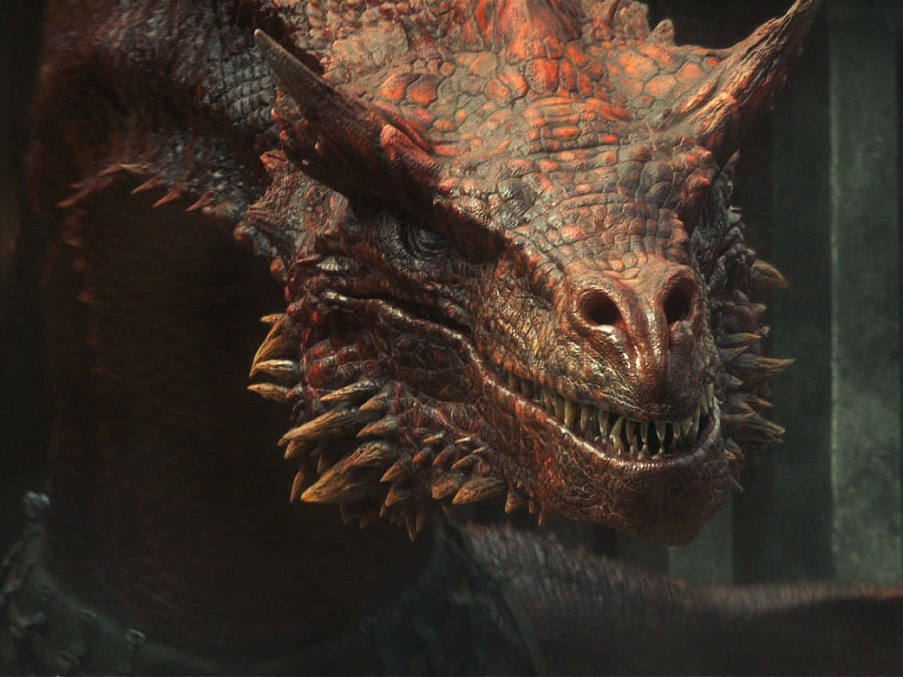 Dragons 桌布 壁紙 — 一條帶有尖刺鱗片和露出牙齒的兇猛火紅龍在黑暗陰影環境中的特寫。