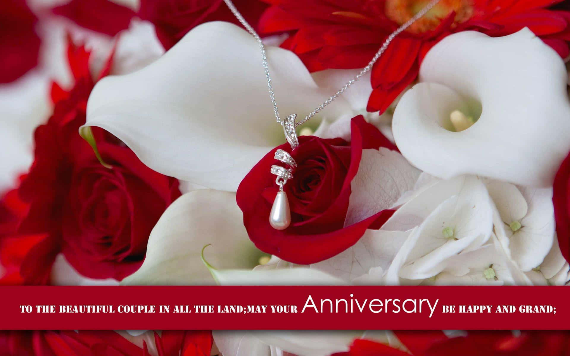 Happy Anniversary 桌布 壁紙 — 一條帶有珍珠吊墜的銀項鍊優雅地躺在鮮豔的紅玫瑰和純潔的白馬蹄蓮之間。