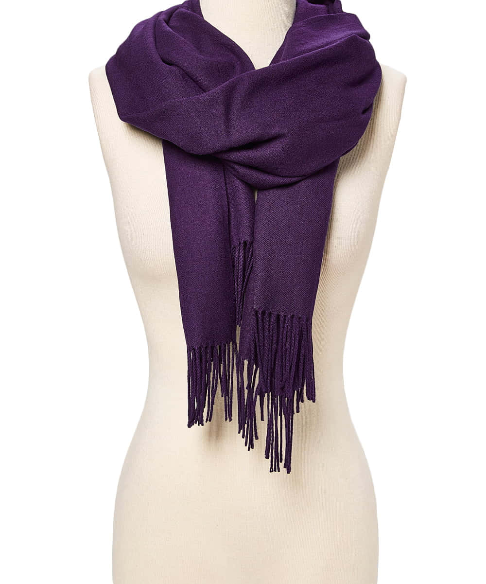 Purple Scarf 桌布 壁紙 — 一條帶流蘇的濃郁紫色圍巾，優雅地披在米色人體模型軀幹上，背景為純白色。