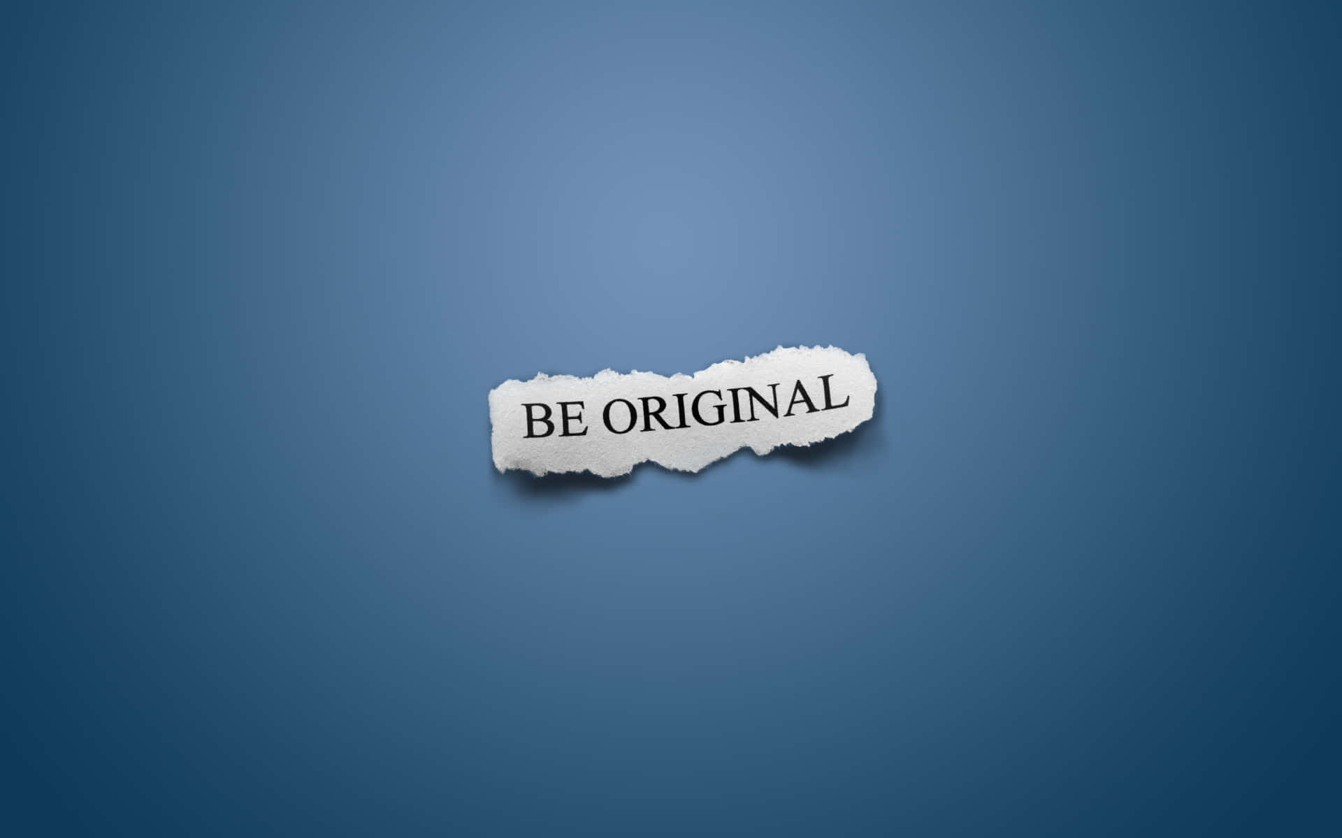 Slate Blue 桌布 壁紙 — 一條撕裂的白色紙條，上面有粗體黑色文字「BE ORIGINAL」，漂浮在純藍色漸變背景上。