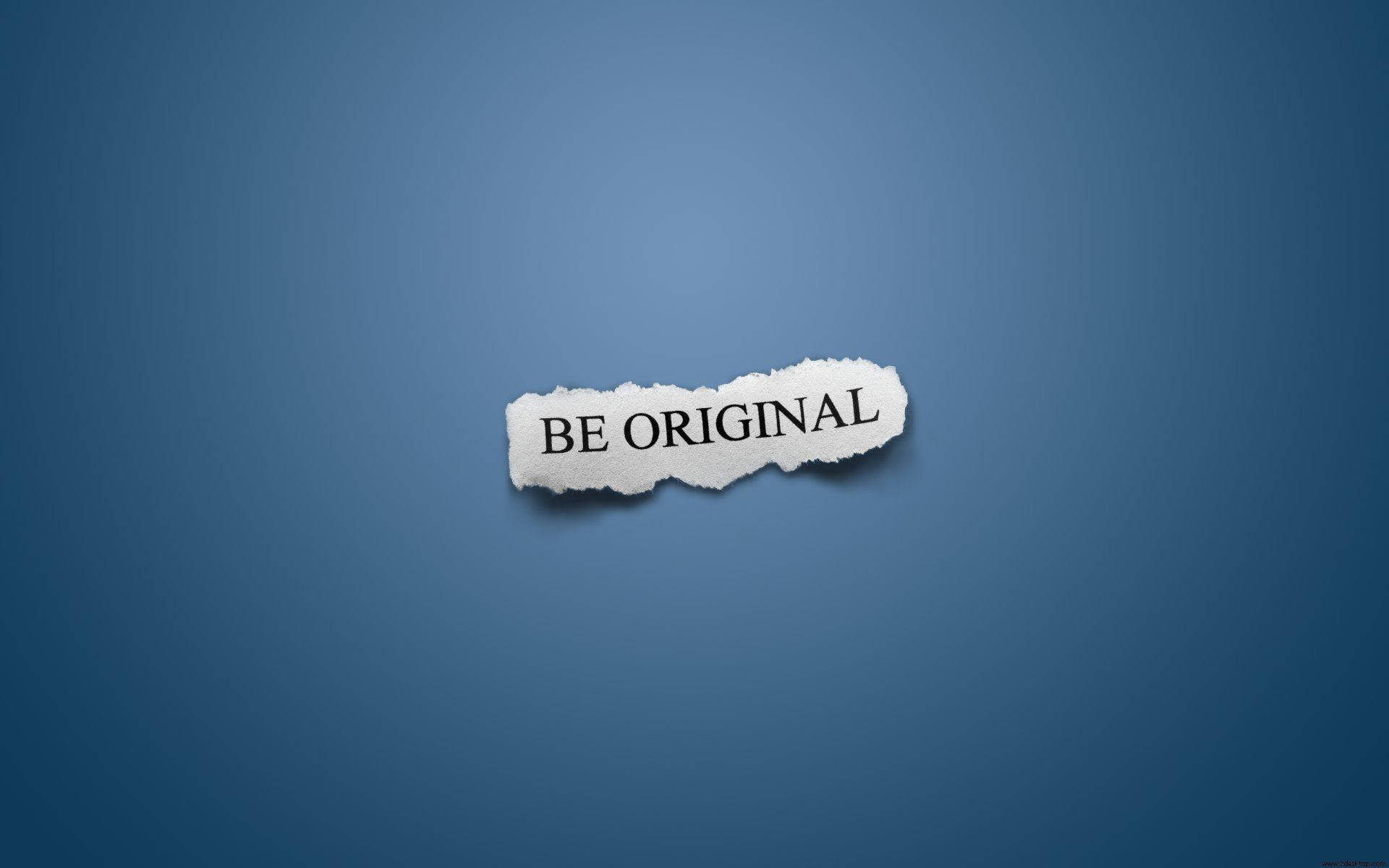 Genuine 桌布 壁紙 — 一條撕裂的白色紙條，上面有粗體黑色文字「BE ORIGINAL」，漂浮在純藍色漸變背景上。