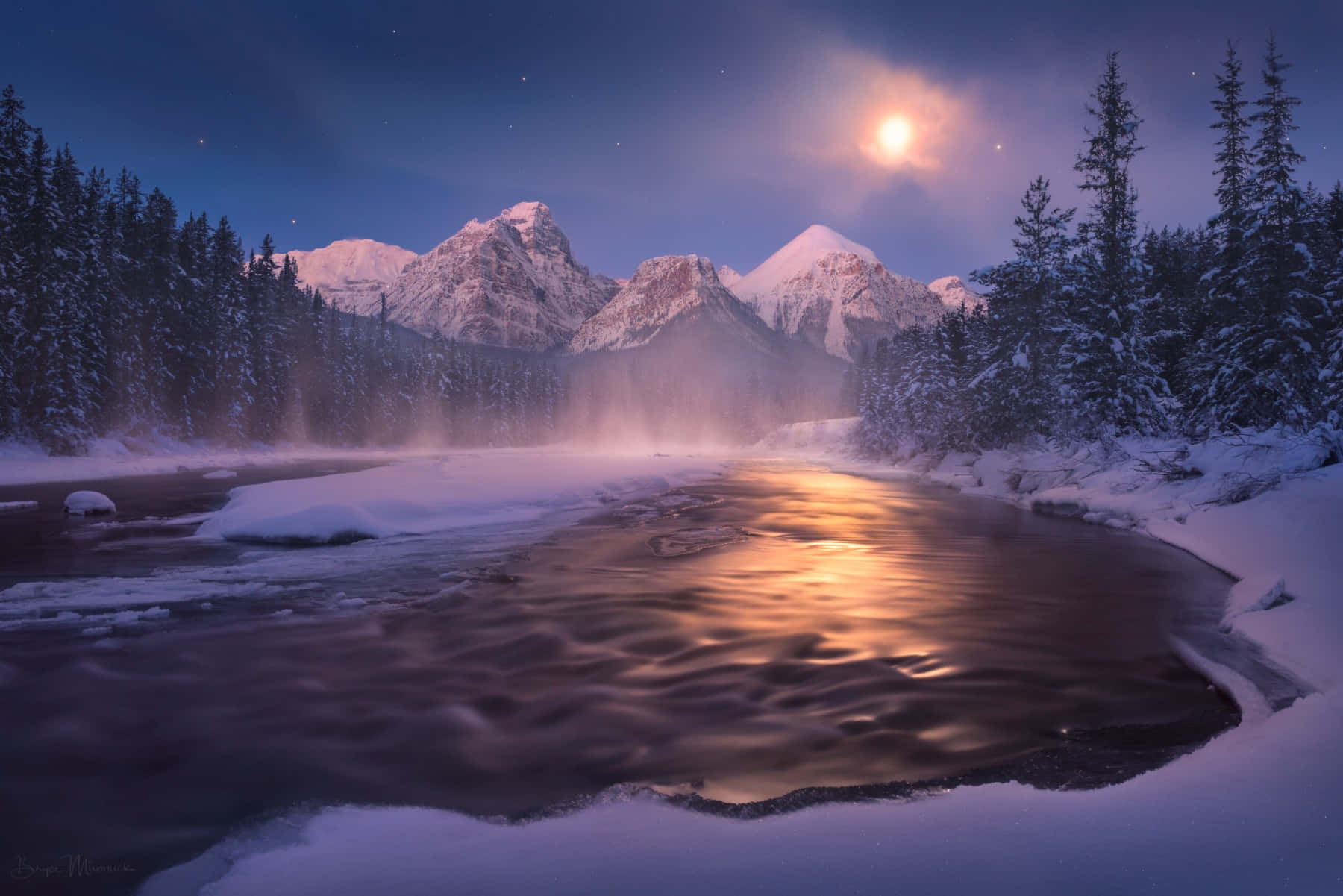 Landscapes 桌布 壁紙 — 一條月光照耀的冬季河流蜿蜒穿過白雪覆蓋的松樹林，雄偉的雪山在繁星點點的暮色天空下閃耀。