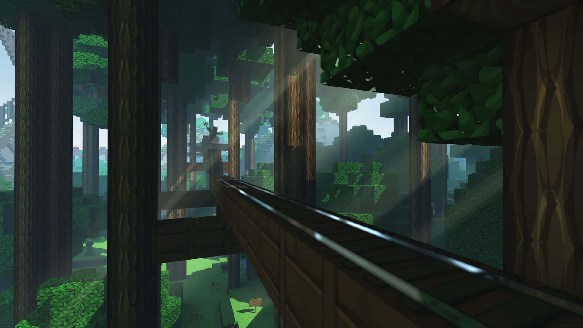 最佳 Minecraft 桌布 壁紙 — 一條木製火車軌道蜿蜒穿過茂密的像素化森林，陽光透過方塊狀的樹木灑落。