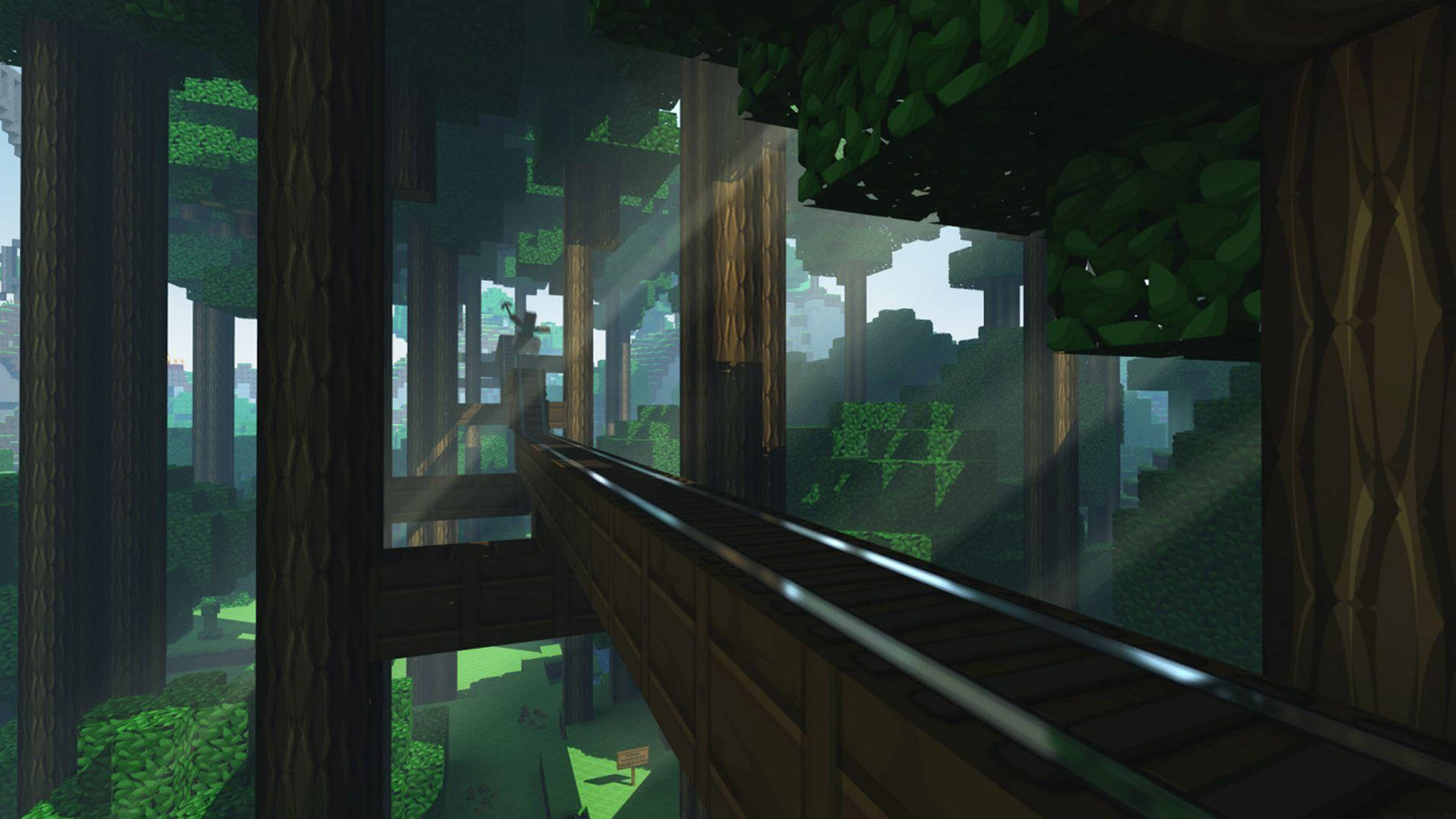 Minecraft HD 桌布 壁紙 — 一條木製鐵路軌道蜿蜒穿過茂密的像素化森林，陽光透過樹冠灑落。