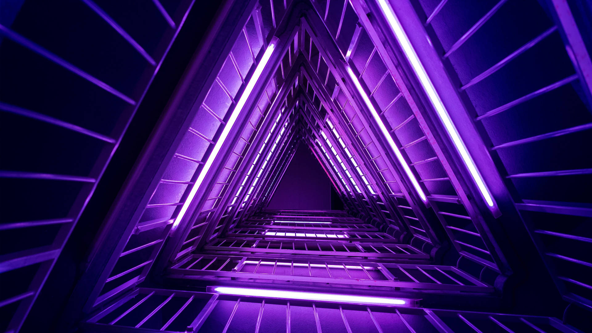 未來主義紫色霓虹三角形走廊逐漸消失在黑暗中 — 螢光紫 壁紙