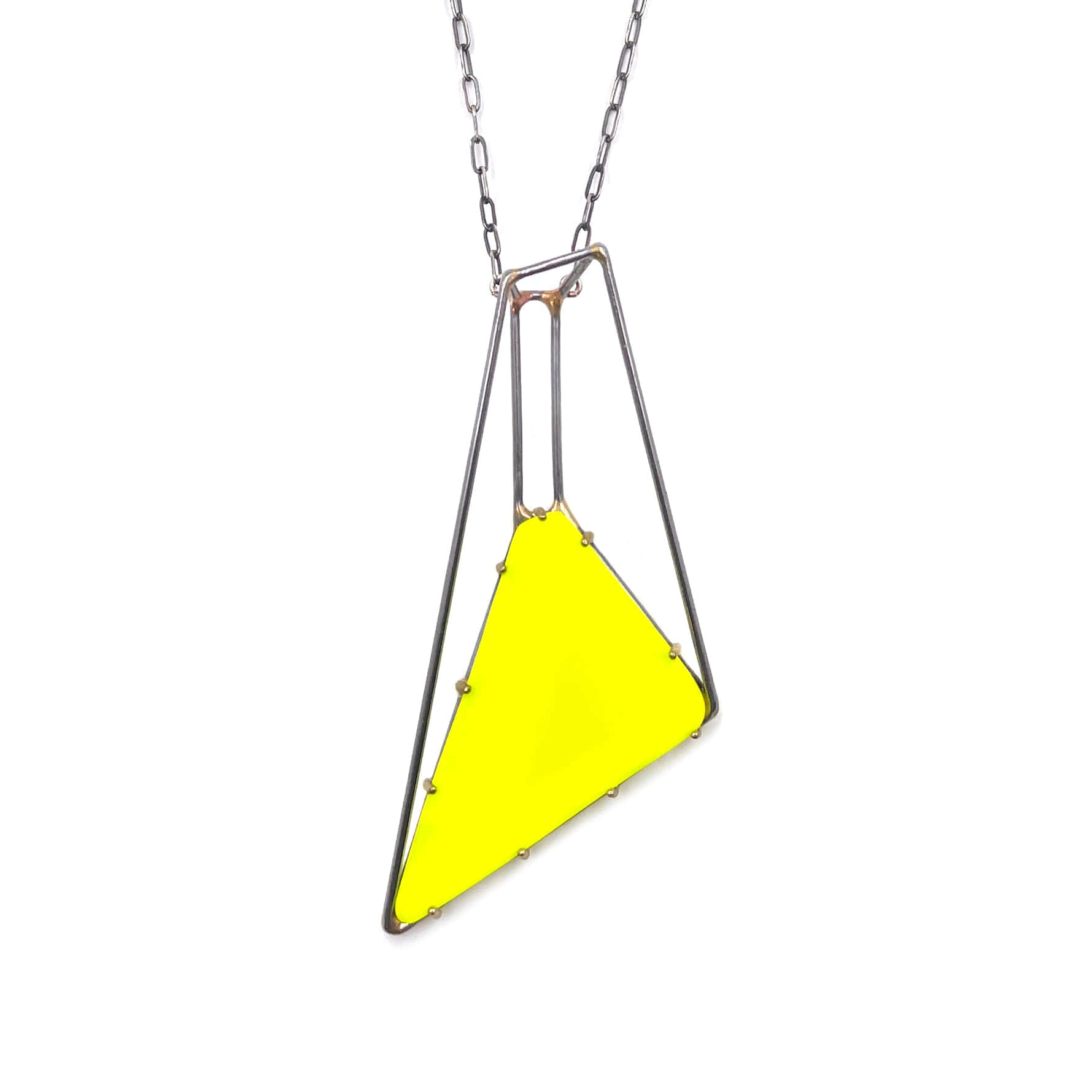 Yellow Triangle 桌布 壁紙 — 一條極簡主義項鍊，帶有亮黃色三角形吊墜，由銀色幾何線條結構框住。