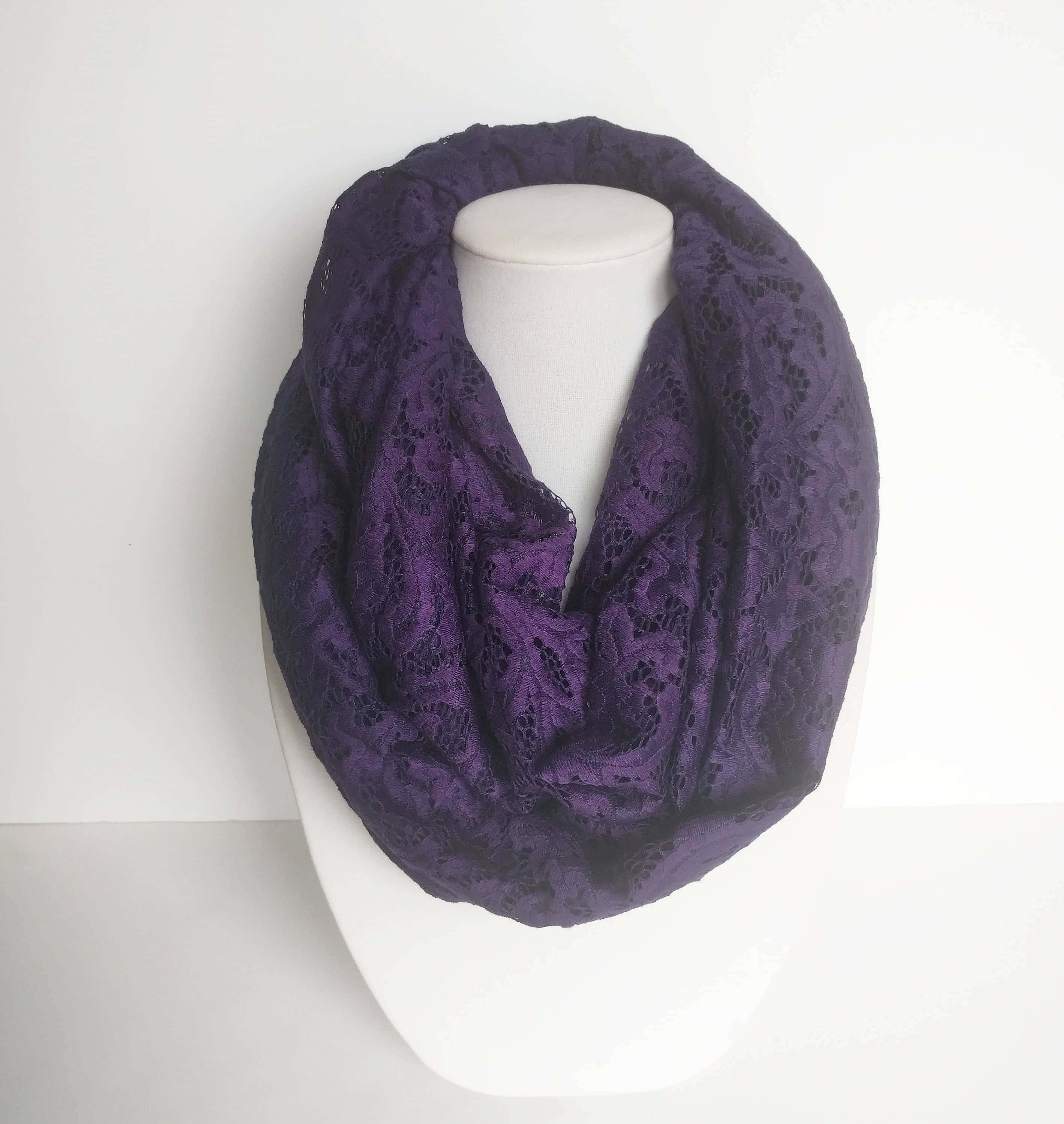 Purple Scarf 桌布 壁紙 — 一條深紫色蕾絲無限圍巾優雅地披在白色人體模型半身像上，背景是潔淨的白色。