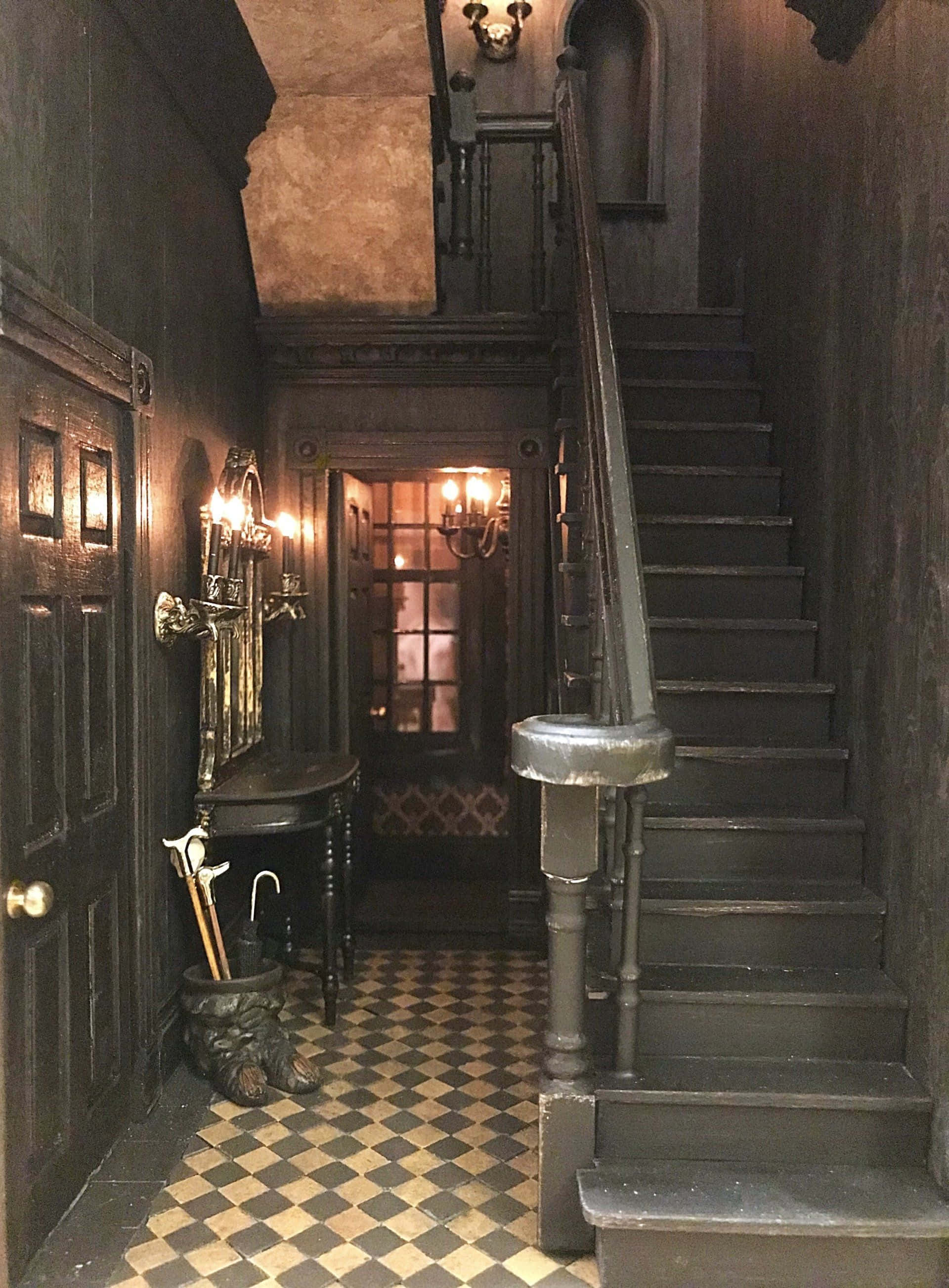 The Hogwarts Dark Arts Classroom 桌布 壁紙 — 一條燈光昏暗的哥德式走廊，棋盤格地板通往樓梯，華麗的水晶吊燈散發出溫暖的光芒。