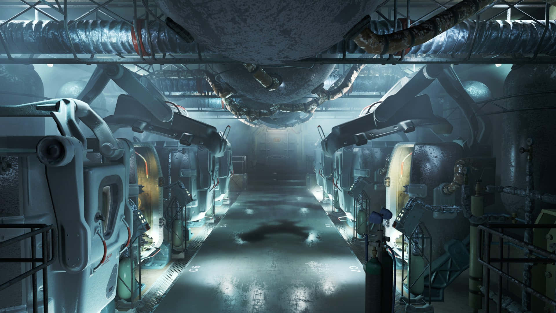 Fallout 4 Vault 桌布 壁紙 — 一條燈光昏暗的工業走廊，頭頂上有巨大的機械臂和管道，散發出詭異的藍綠色光芒。