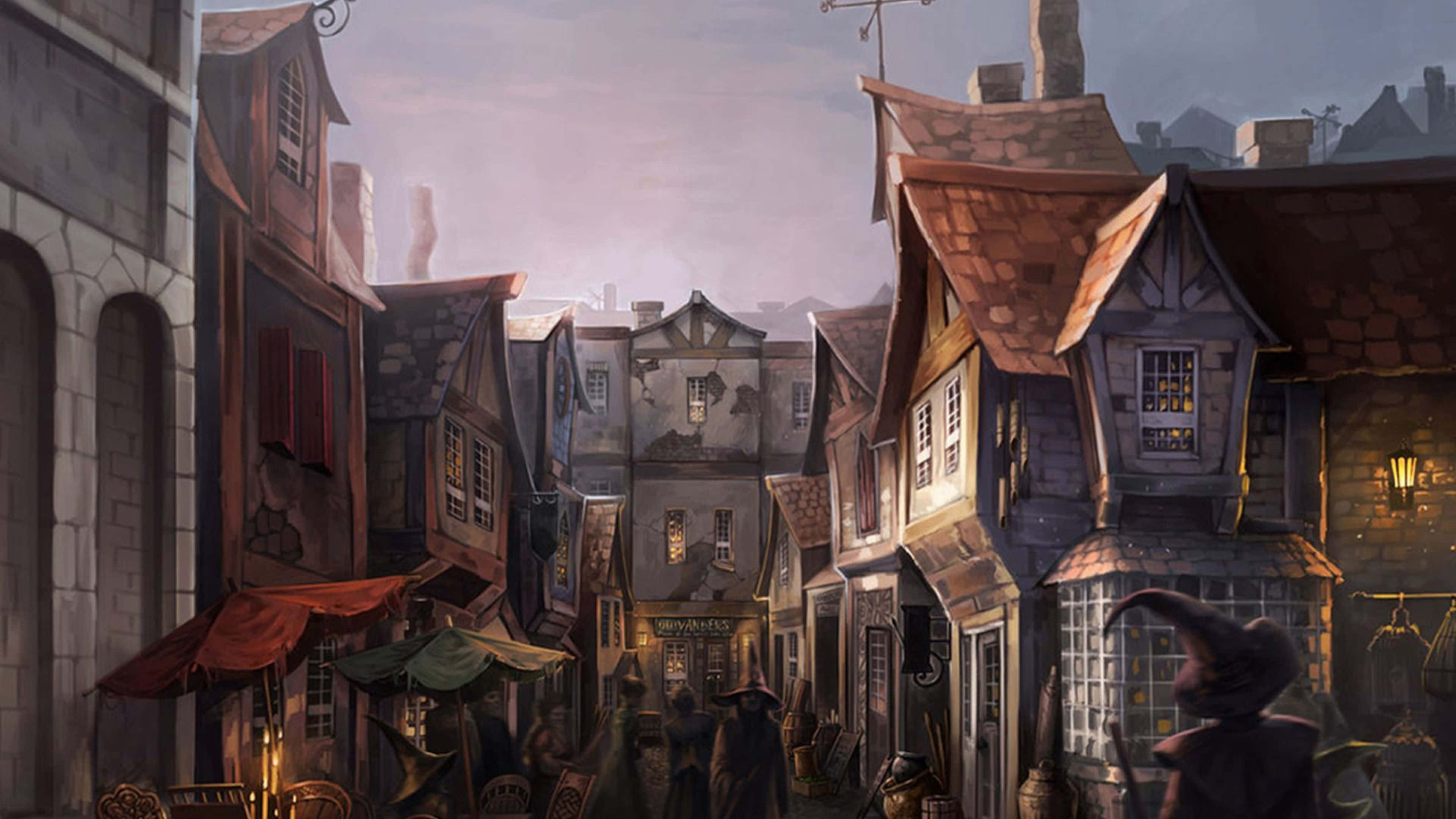Harry Potter 4K 桌布 壁紙 — 一條狹窄的中世紀街道，兩旁是歪斜的木框架房屋，在昏暗的天空下，窗戶透出溫暖的燈籠光芒。