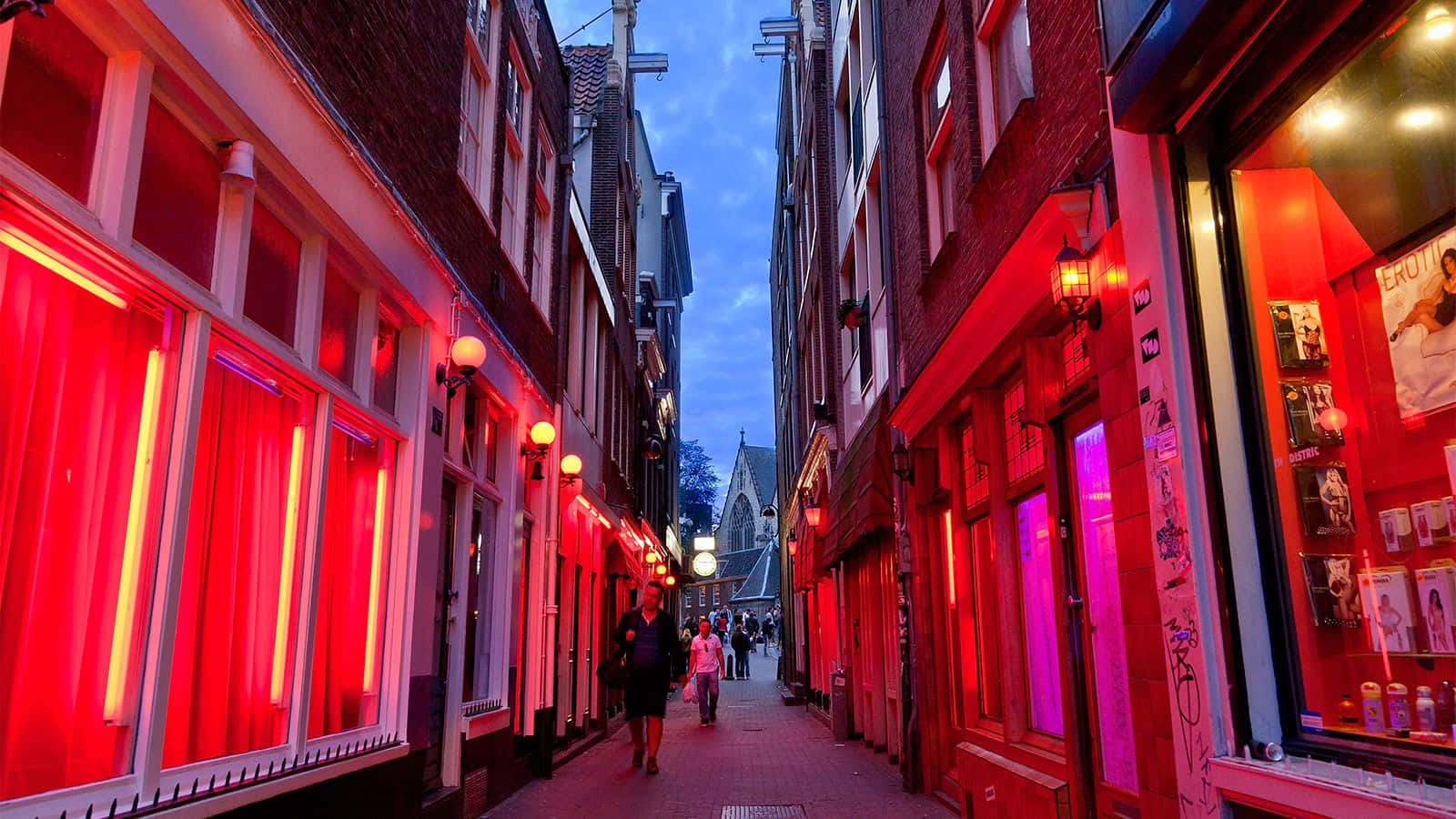 Red Light District 桌布 壁紙 — 一條狹窄的歐洲小巷，在黃昏時分被店舖鮮紅色的霓虹燈光淹沒。