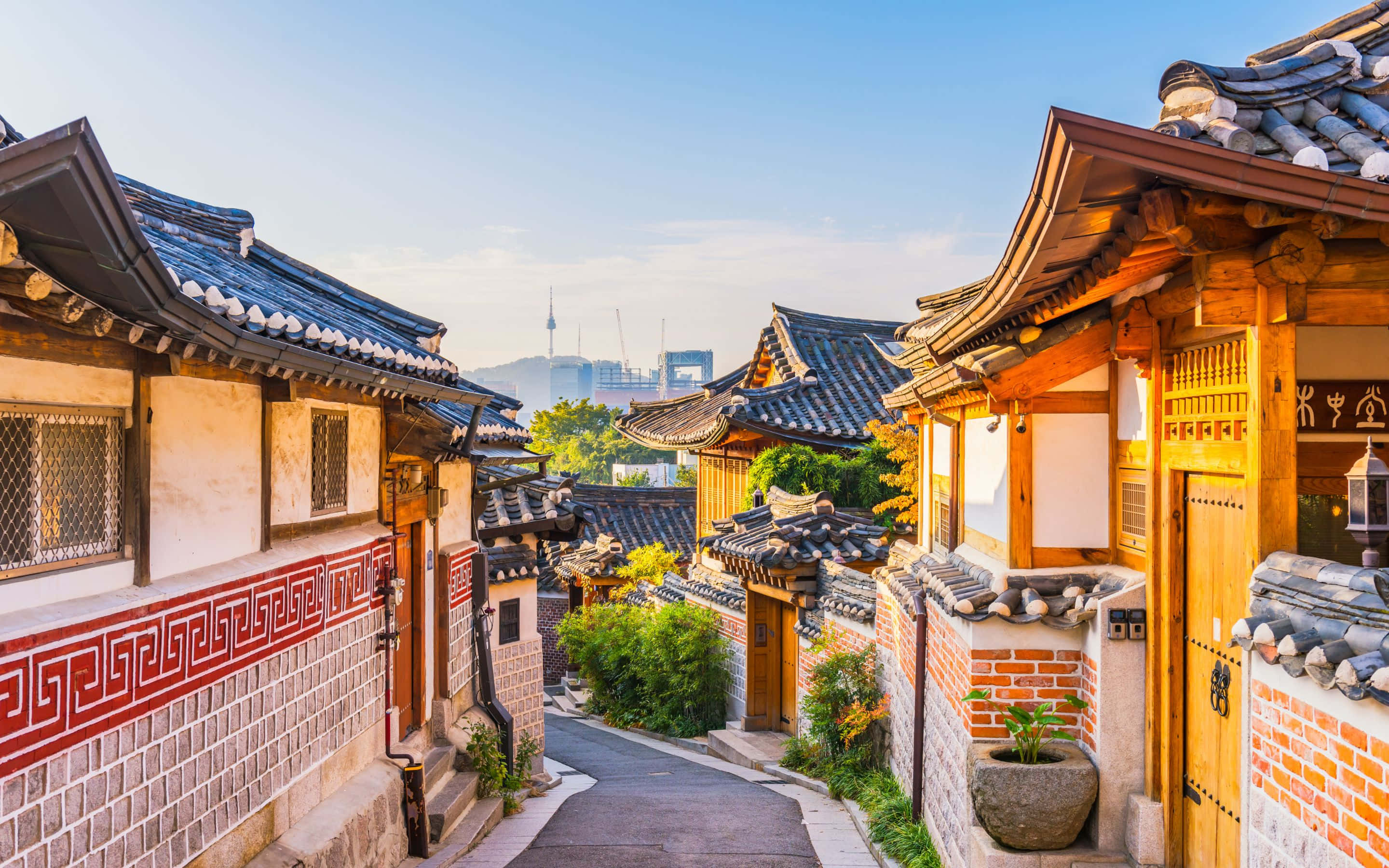 一條狹窄街道，兩旁建築林立 壁紙