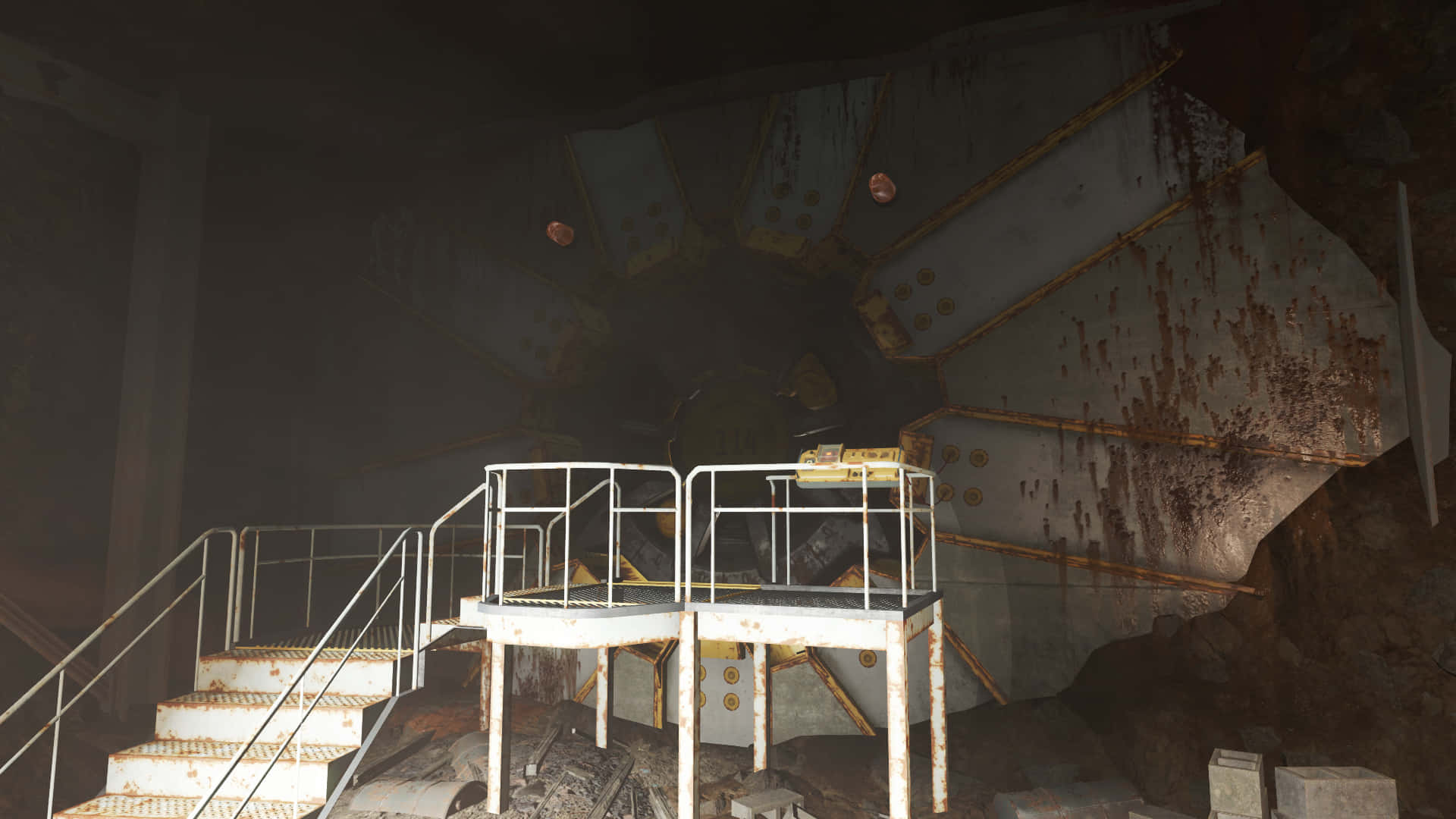 Fallout 4 Vault 桌布 壁紙 — 一條生鏽的金屬樓梯通向黑暗洞穴般廢墟內一個腐朽的工業平台。