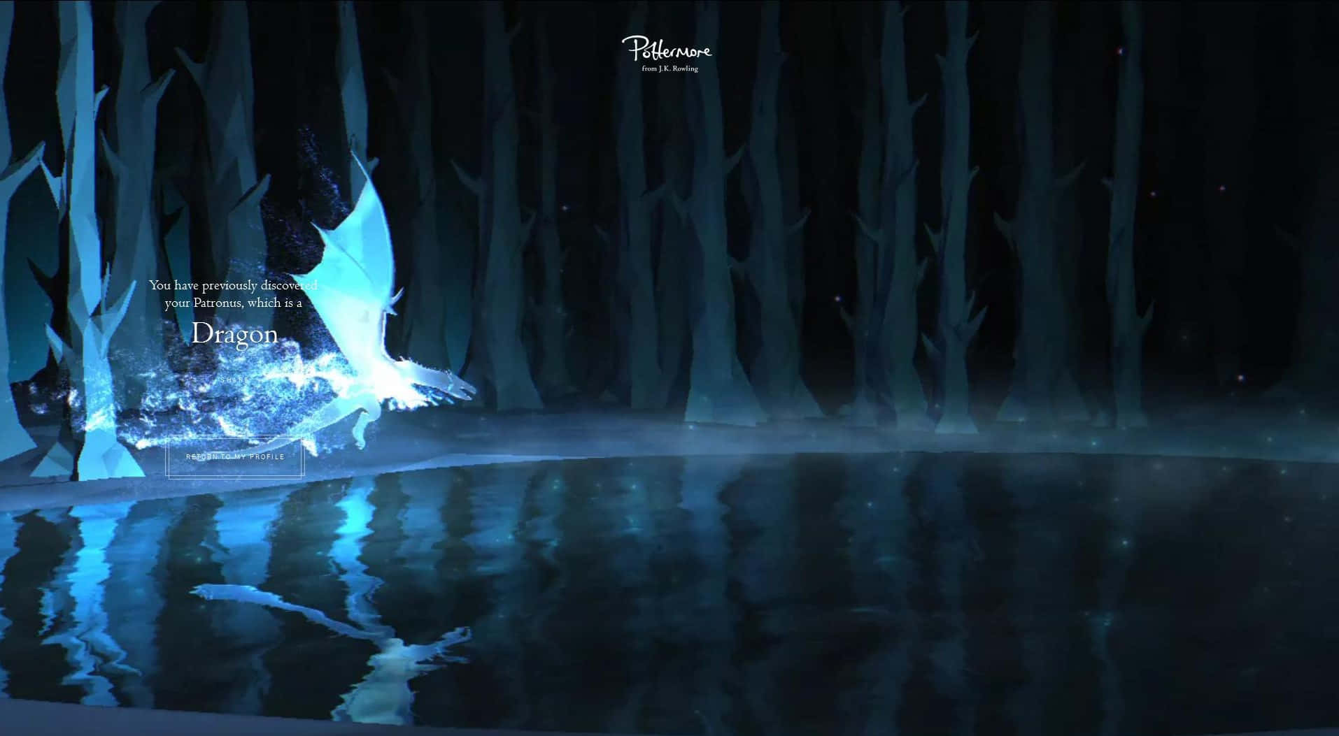 Patronus 桌布 壁紙 — 一條發光的藍色巨龍從夜晚霧氣瀰漫的森林湖泊中升起，其倒影在水面上閃爍。