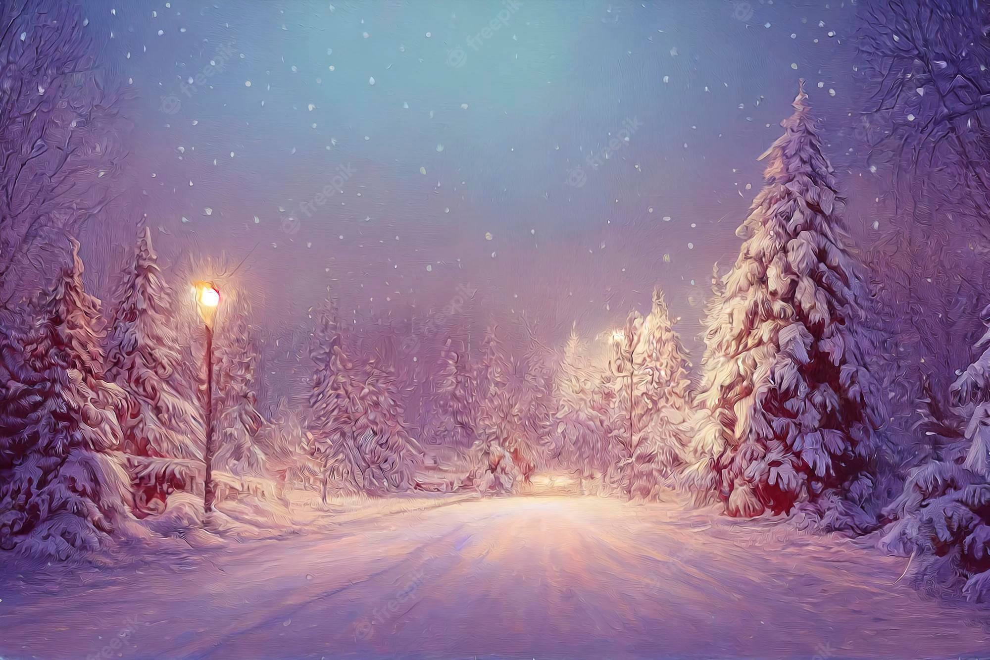 自然風景 桌布 壁紙 — 一條積雪覆蓋的森林小徑在街燈下溫暖地發光，溫柔的雪花在暮色天空中飄落。