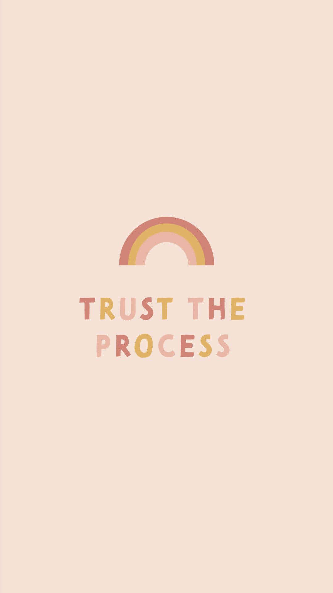 Minimalist Quote 桌布 壁紙 — 一條簡約的粉彩彩虹拱起喺米色背景上，上面有柔和漸變字體嘅「TRUST THE PROCESS」字樣。