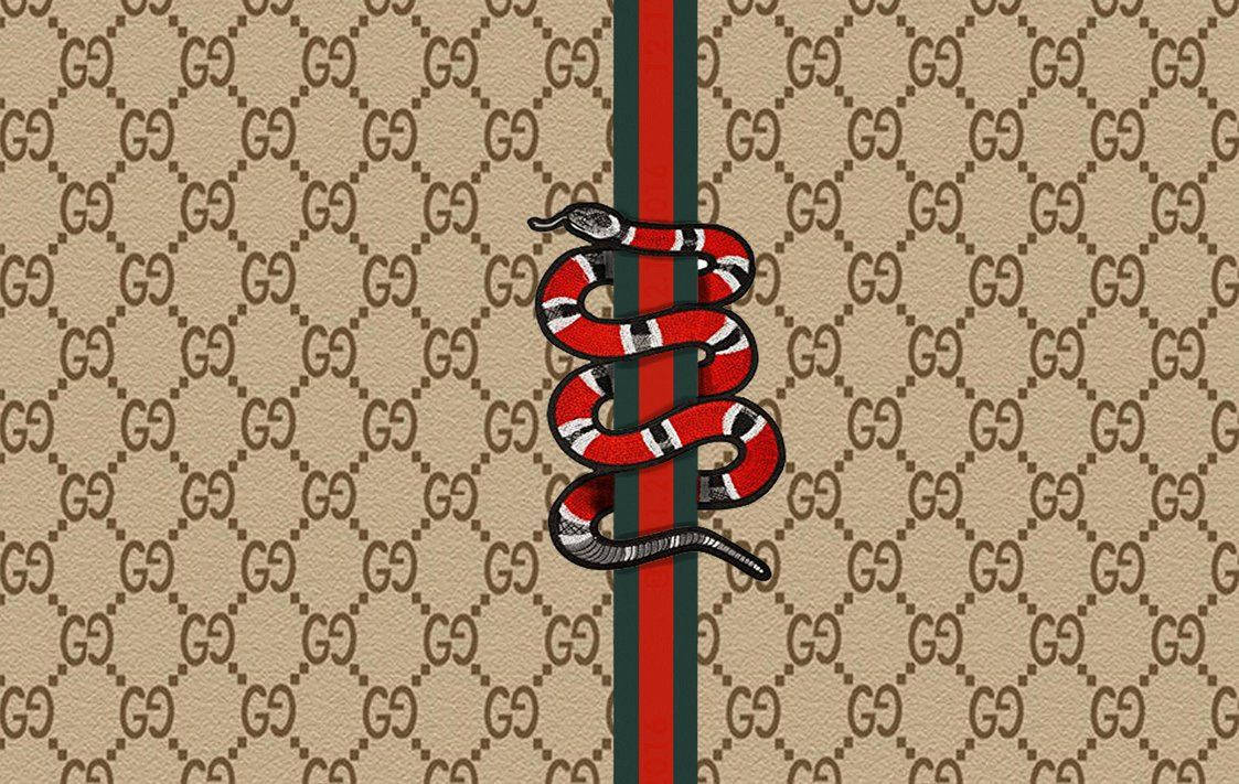 Gucci 桌布 壁紙 — 一條紅、白、黑色的蛇纏繞在米色GG字母組合背景上的紅綠條紋上。