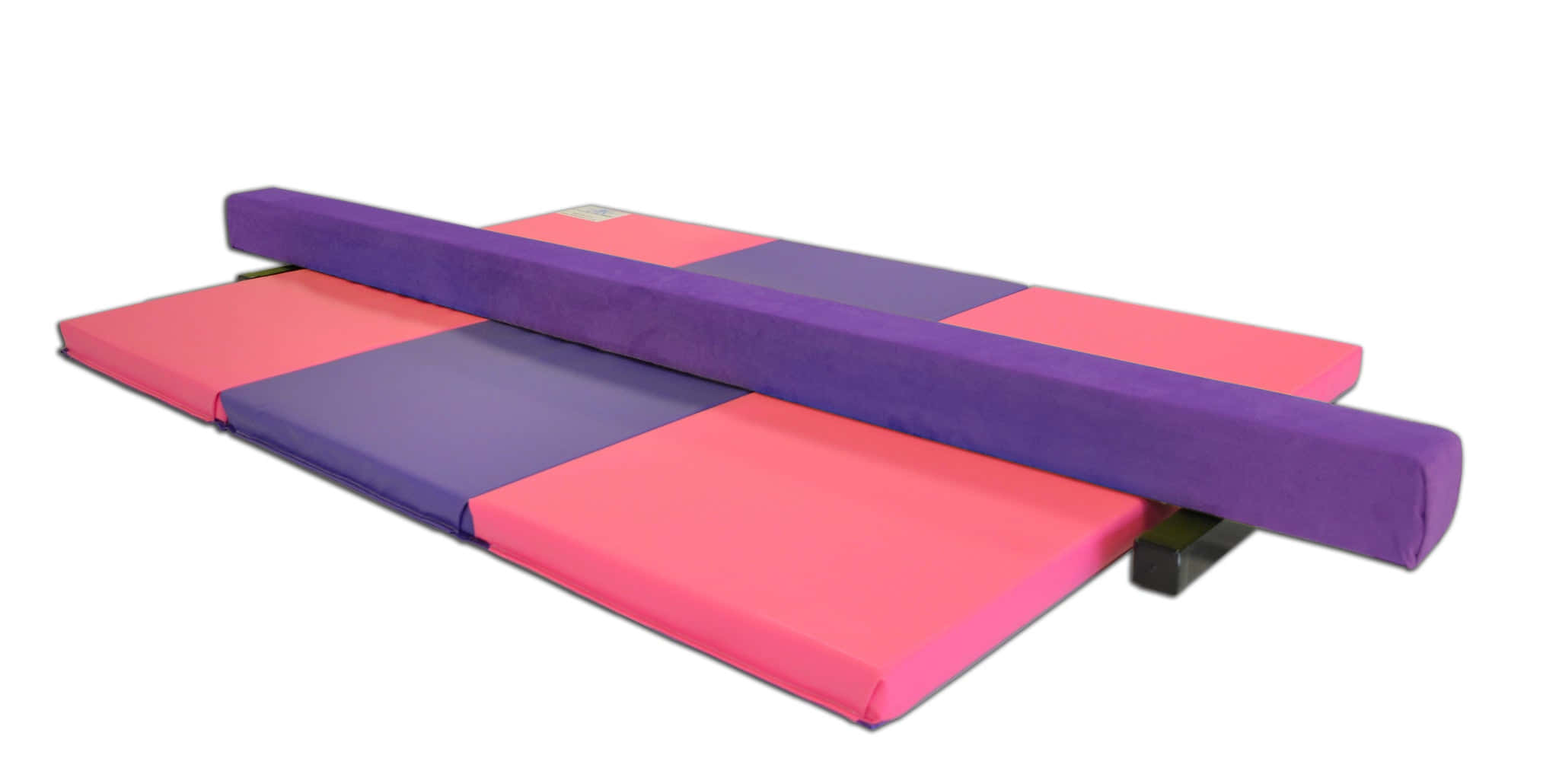 Gymnastics Mat 桌布 壁紙 — 一條紫色平衡木放在粉紅色和紫色的體操墊上，背景是純白色。