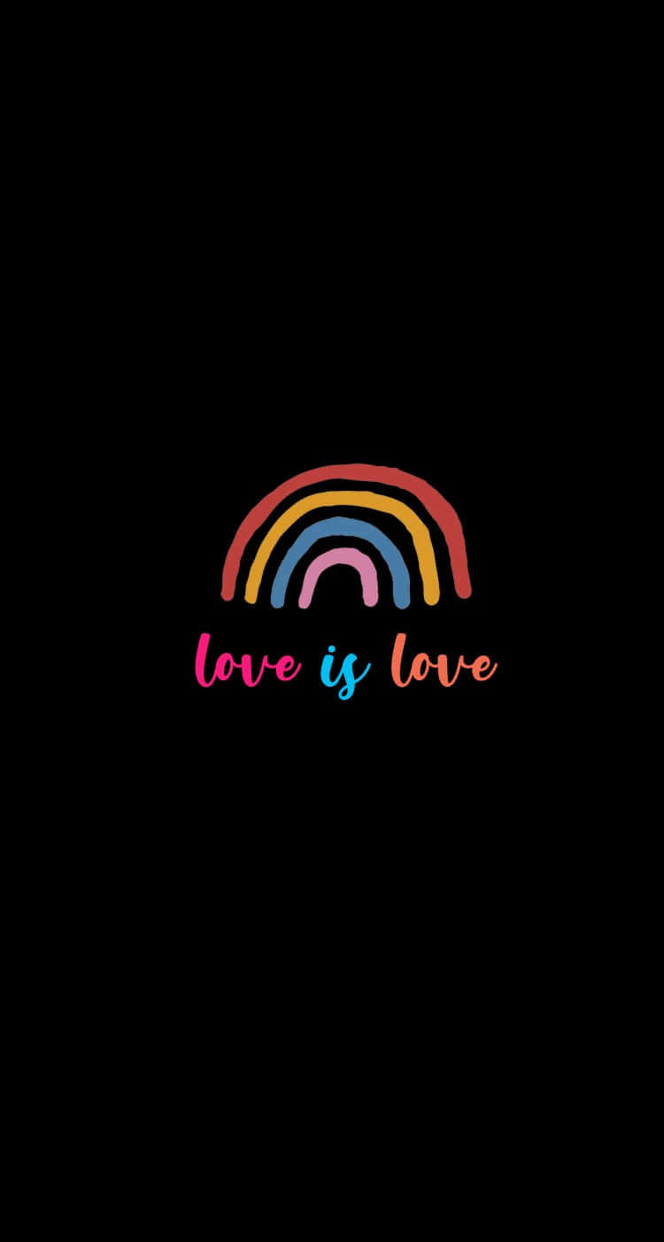 lovely 桌布 壁紙 — 一條色彩繽紛的手繪彩虹在「love is love」字句上方拱起，字體採用相配的彩虹色，背景為純黑色。