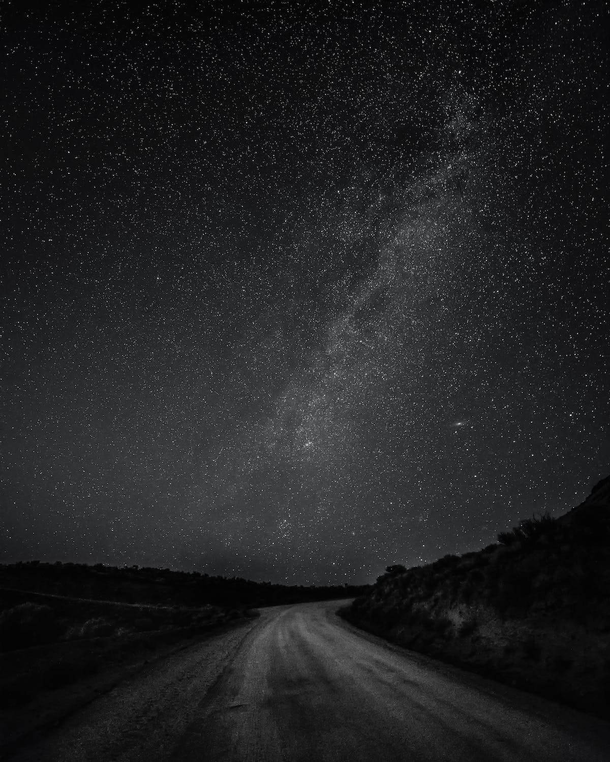 星星 桌布 壁紙 — 一條蜿蜒的道路在令人嘆為觀止的星空下延伸，銀河在頭頂閃耀。