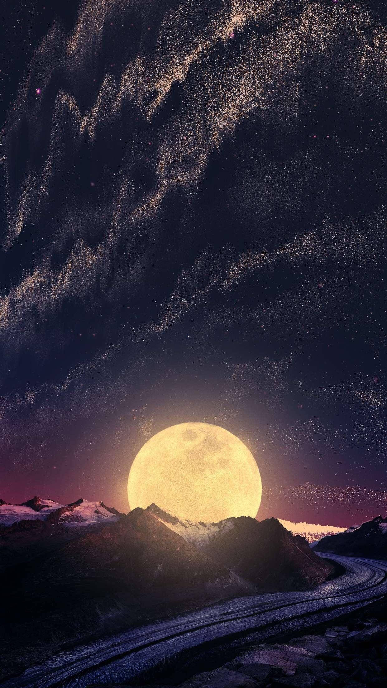 月色夜空 桌布 壁紙 — 一條蜿蜒的道路穿過白雪覆蓋的山脈，在繁星點點的紫色夜空下，一輪巨大的發光月亮高懸。