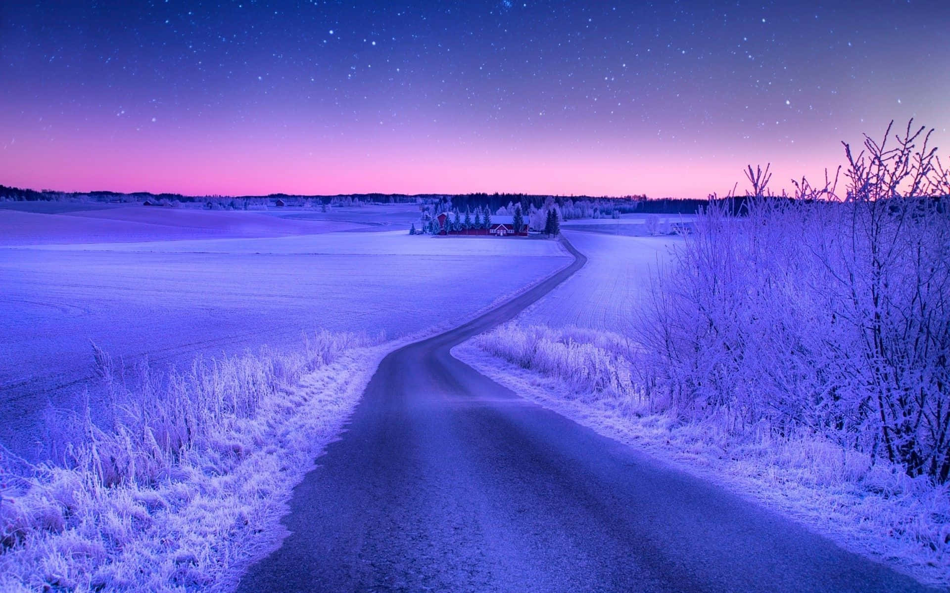 Winter Sunset 桌布 壁紙 — 一條蜿蜒的道路穿過霜凍的冬季田野，下方是染上紫色和粉紅色調的星空暮色天空。