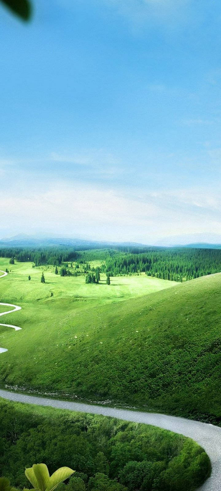 hill view 桌布 壁紙 — 一條蜿蜒的道路穿過鬱鬱蔥蔥的綠色山丘，在晴朗的藍天下，遠處有山脈。