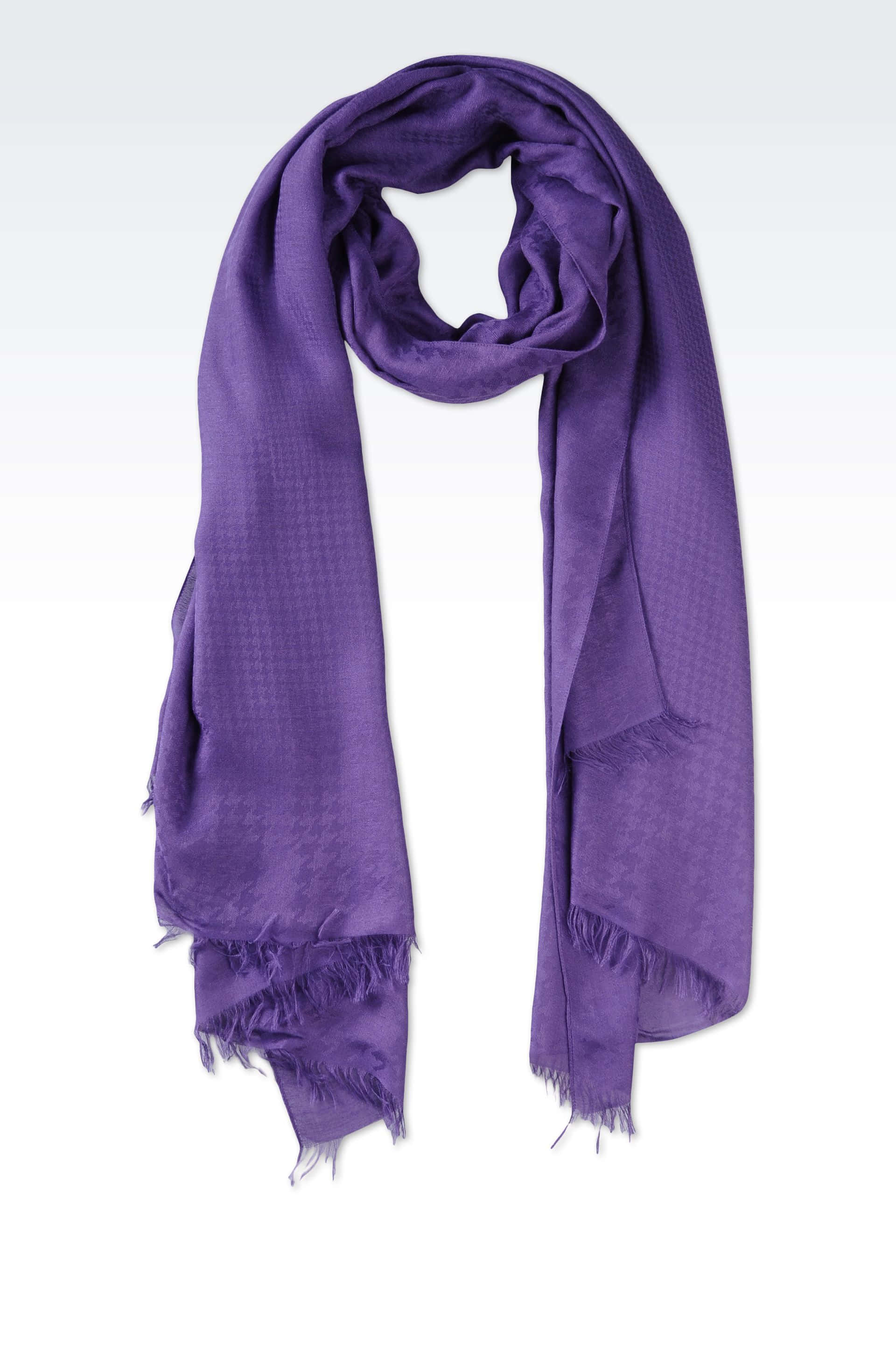 Purple Scarf 桌布 壁紙 — 一條質感豐富的紫色圍巾，帶有細微的紋理圖案和磨損的邊緣，優雅地垂落在潔白的背景上。