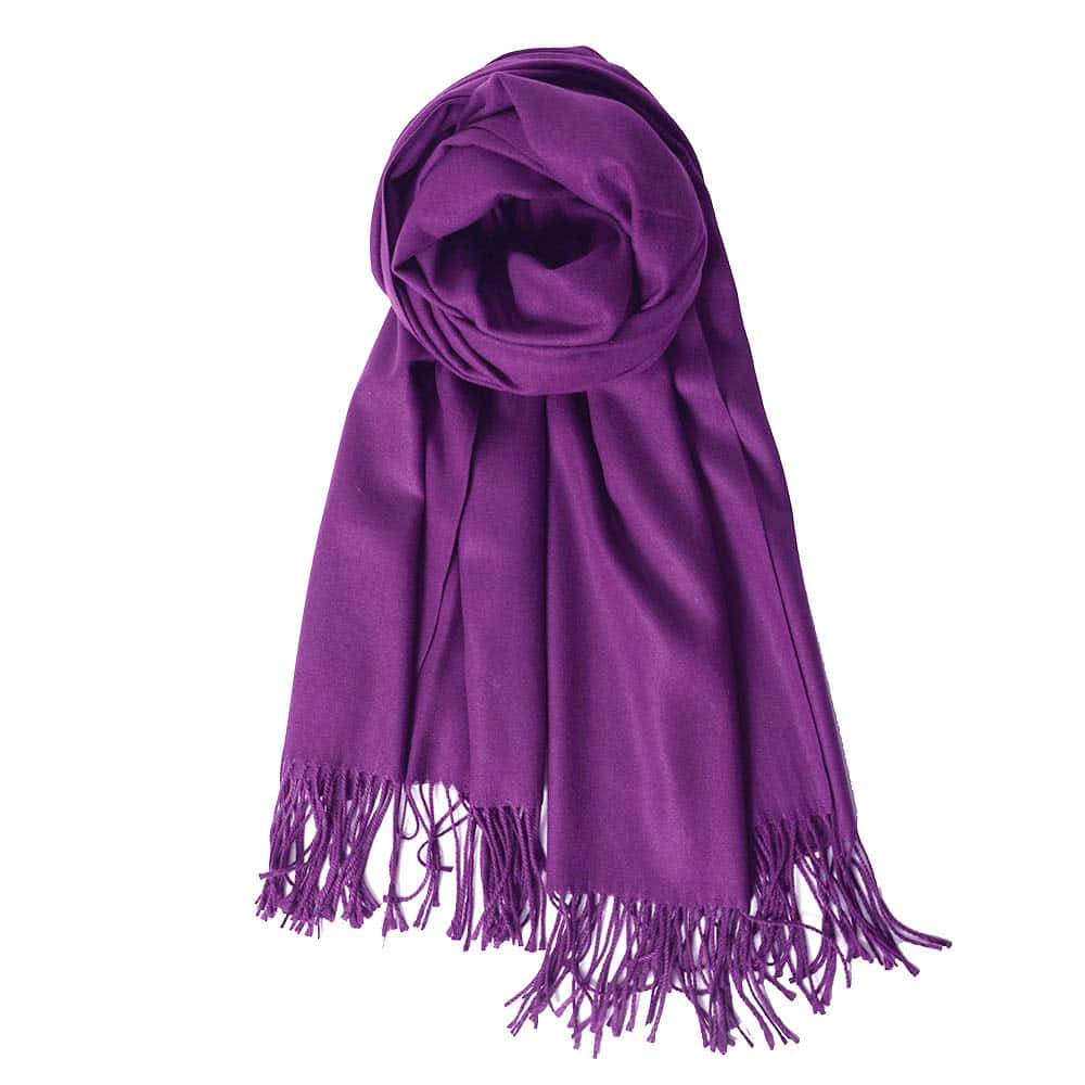Purple Scarf 桌布 壁紙 — 一條質感豐富的紫色流蘇圍巾，在純白背景上柔軟地垂墜出層層皺褶。