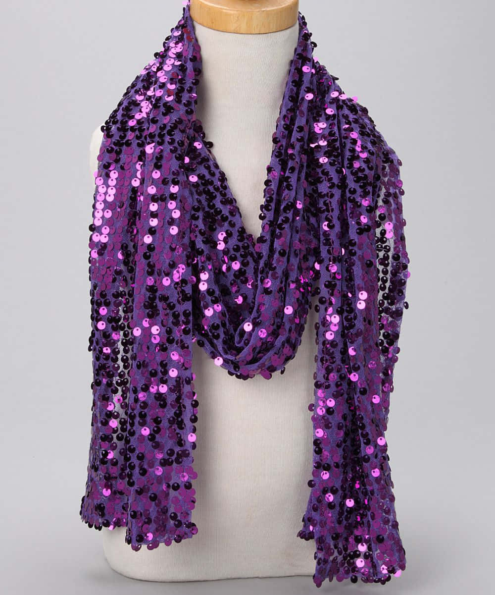 Purple Sequins 桌布 壁紙 — 一條閃爍的紫色亮片圍巾，優雅地披在人體模型上，背景為中性灰色。