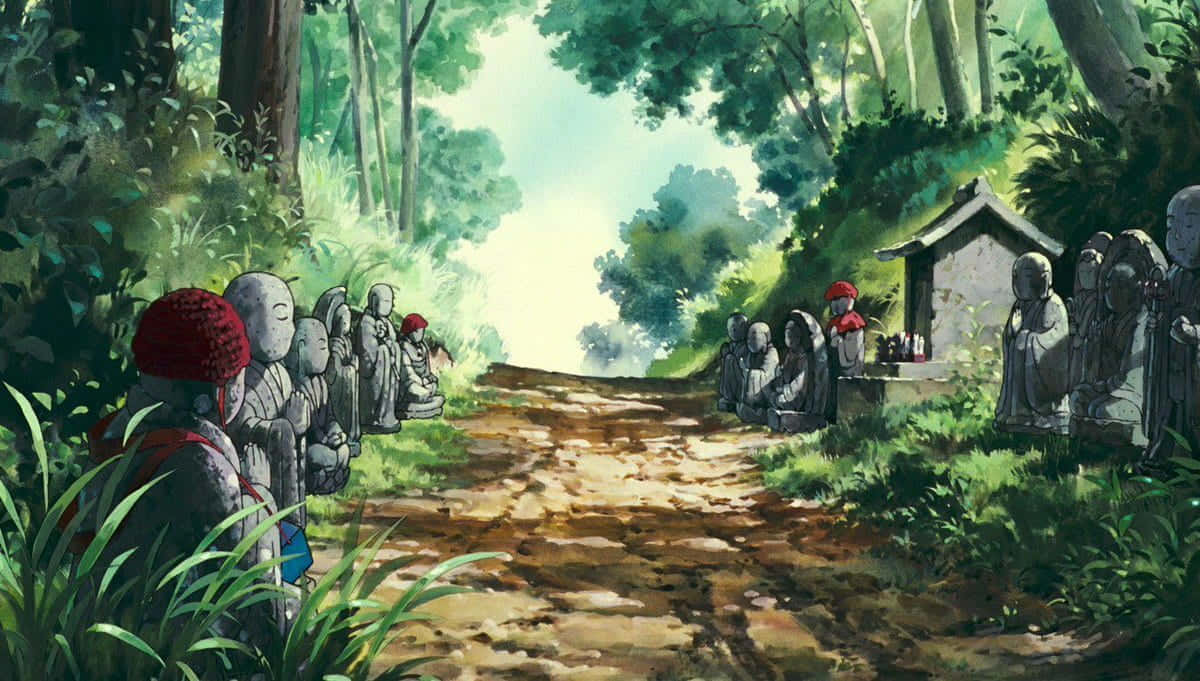 pom poko 桌布 壁紙 — 一條陽光明媚的森林小徑，兩旁排列著戴紅帽的僧侶石像，蜿蜒通向一座小神社。