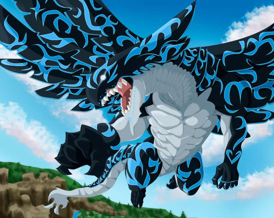 Acnologia 桌布 壁紙 — 一條雄偉的藍黑火焰圖案巨龍在明亮的藍天下強而有力地翱翔於綠色山坡之上。