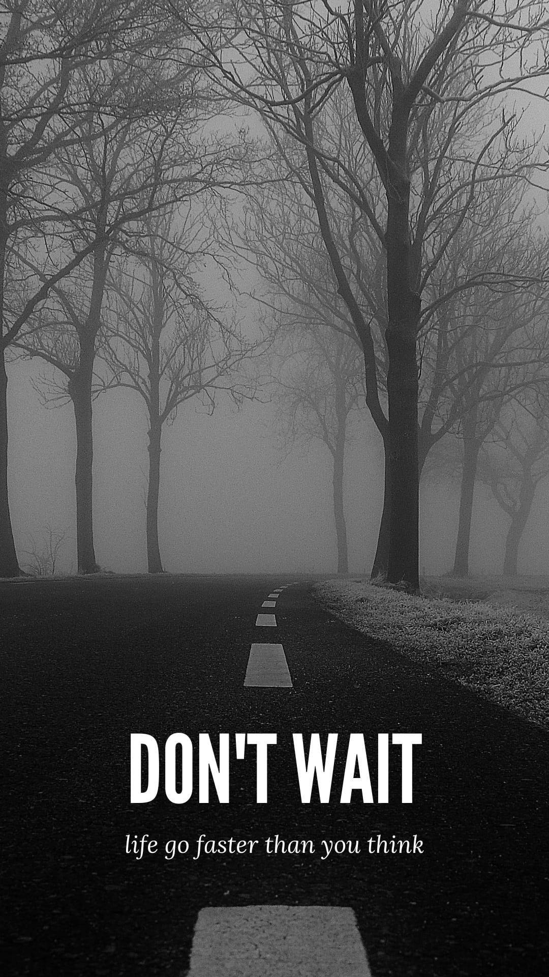 Motivational Quotes 桌布 壁紙 — 一條霧氣瀰漫的單色道路，兩旁是光禿禿的樹木，消失在霧中，並有粗體文字敦促採取行動。