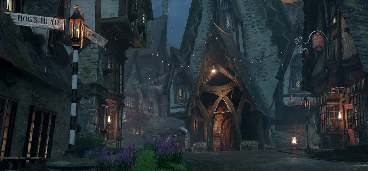 Harry Potter Game 桌布 壁紙 — 一條霧氣瀰漫的鵝卵石街道，位於中世紀奇幻小鎮，有發光的燈籠和 Hog's Head 酒吧的招牌。