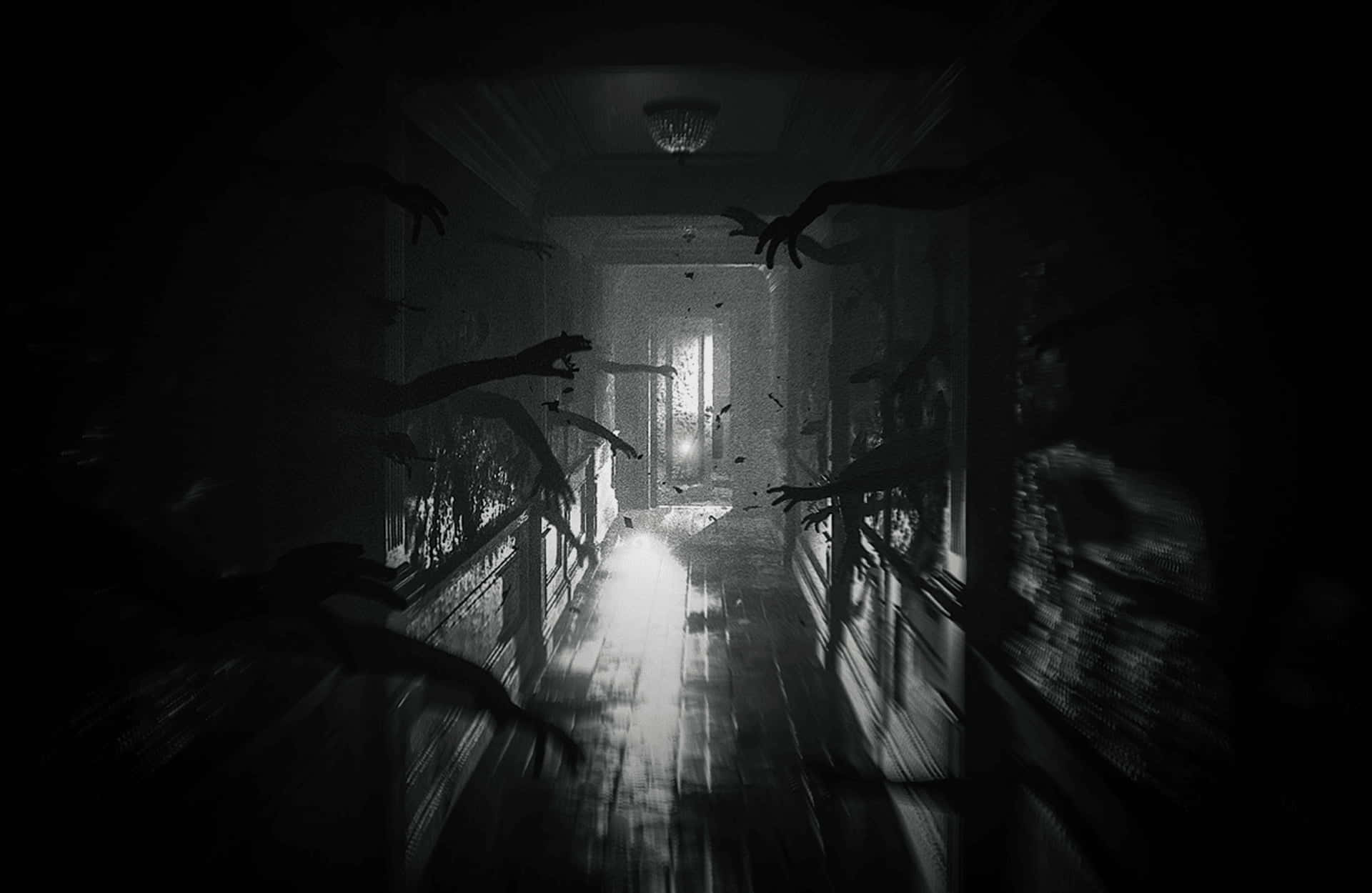 Dark Fear 桌布 壁紙 — 一條黑白鬼魅走廊，有抓取的手從黑暗中伸向遠處的光源。