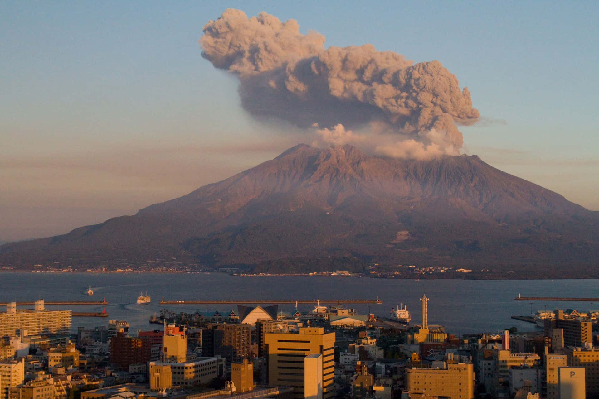火山爆發，火山灰雲籠罩城市和港口，日落時分。