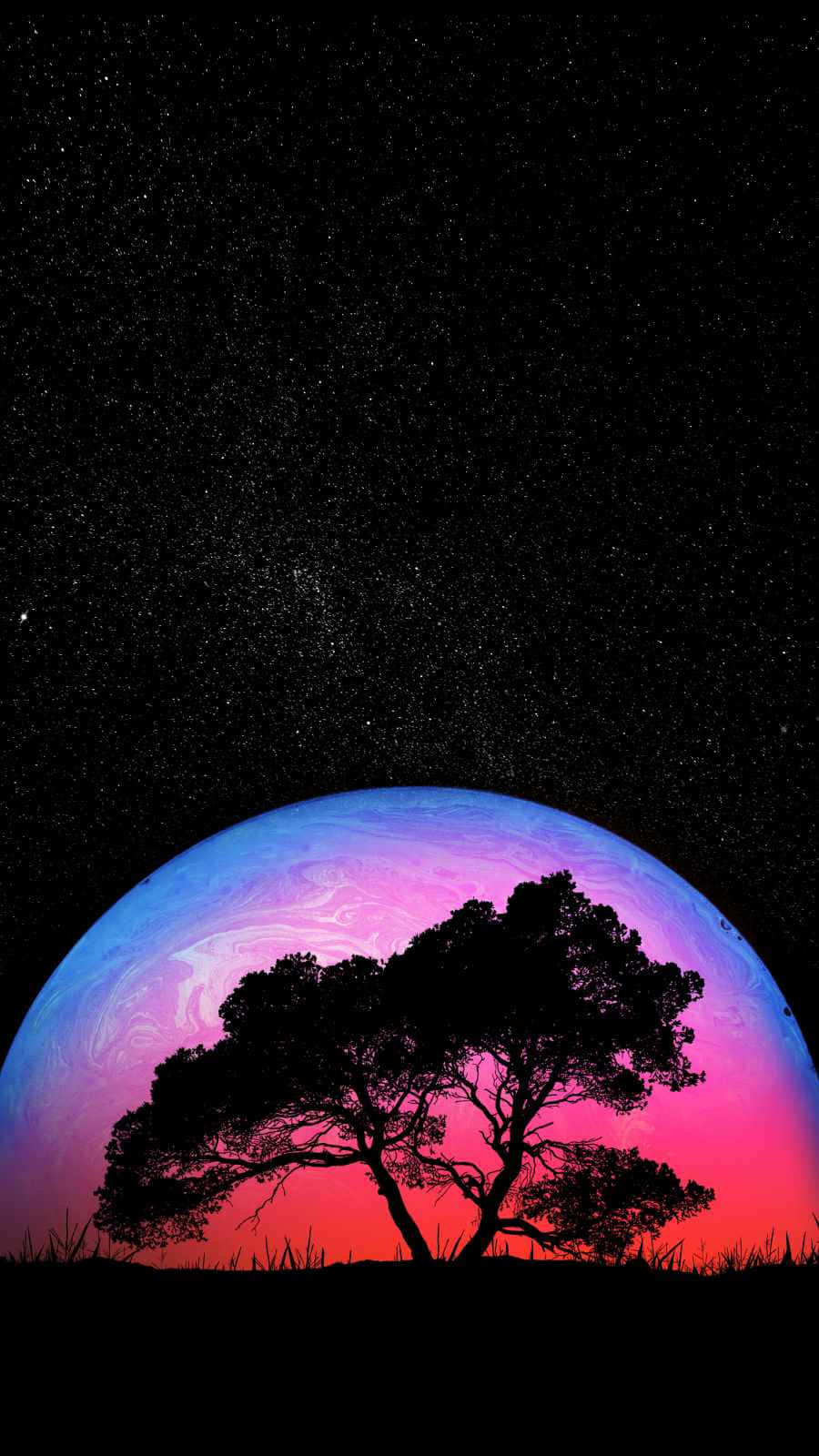 Moon Night 桌布 壁紙 — 一棵孤獨的樹影矗立在一個充滿活力的紫色和粉紅色行星前，背景是繁星點點的夜空。